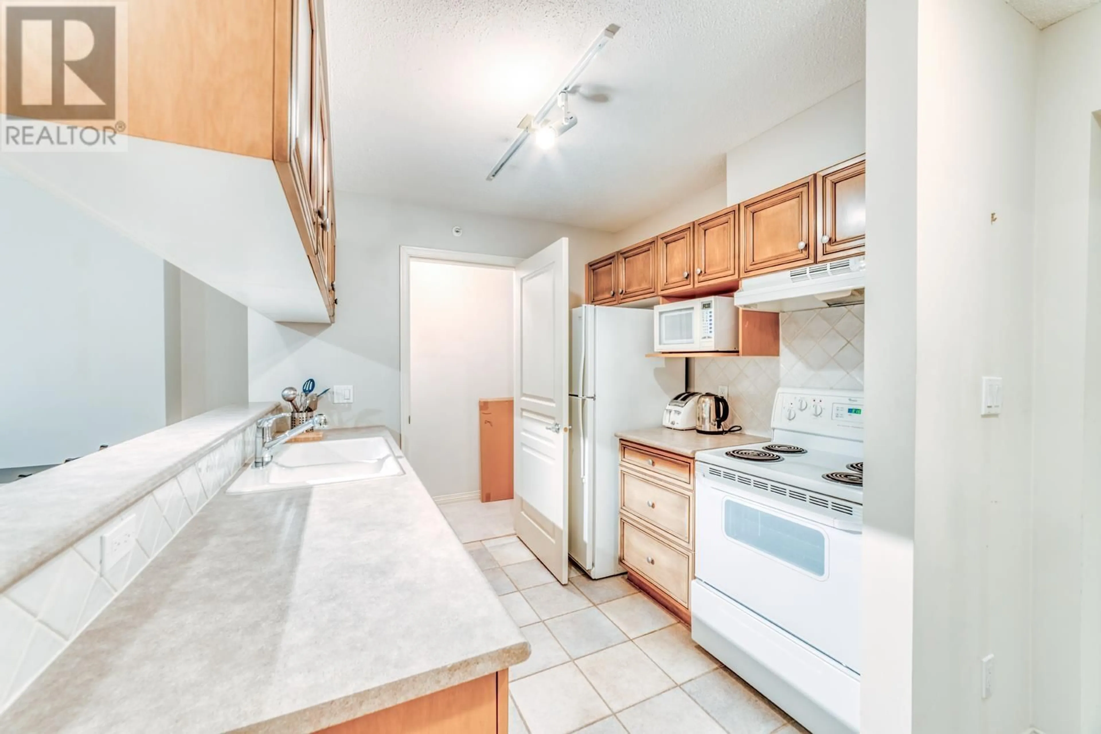 Standard kitchen for 1205 5639 HAMPTON PLACE, Vancouver British Columbia V6T2H6