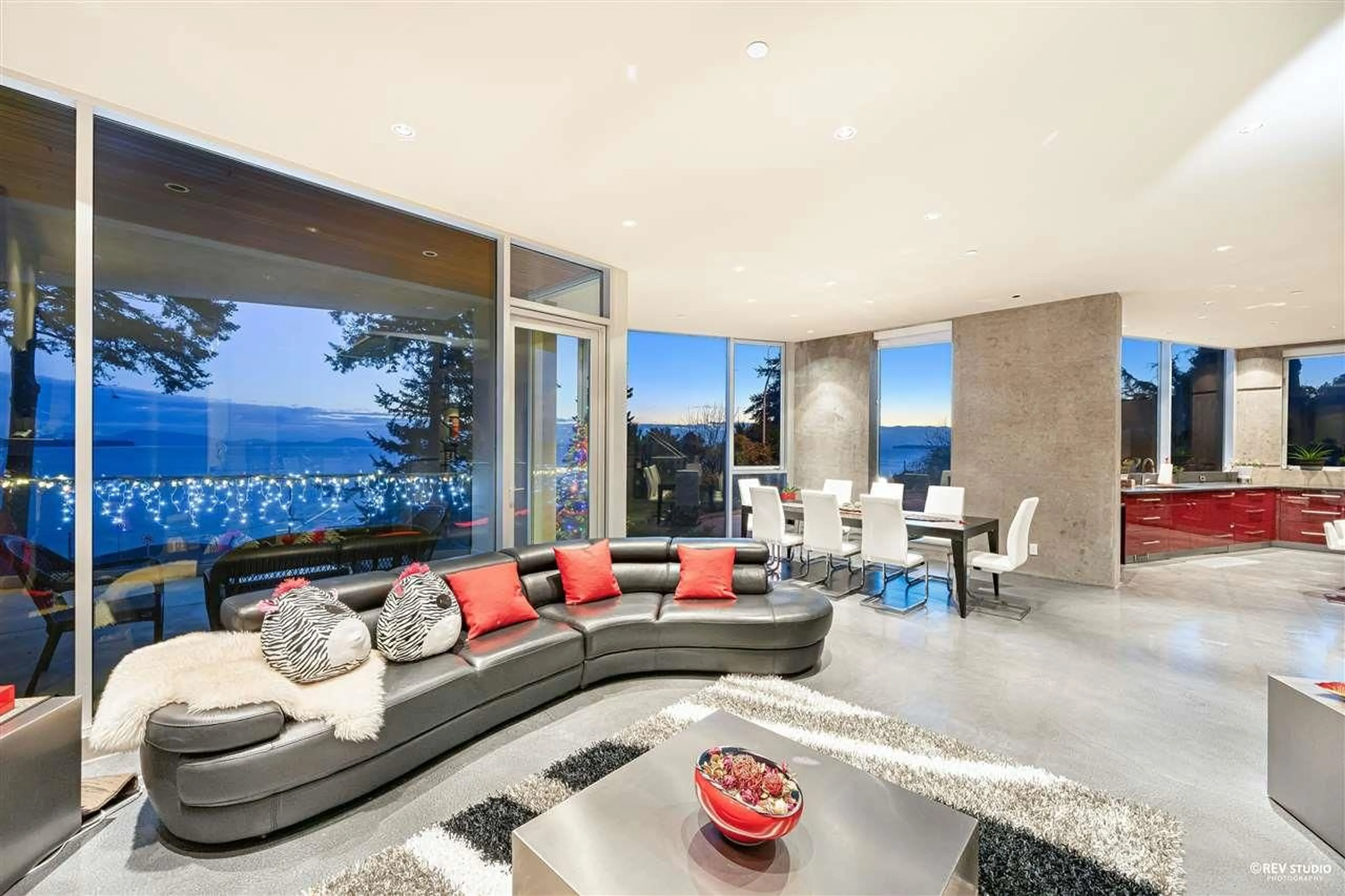 Living room, cement floor for 14523 MAGDALEN AVENUE, White Rock British Columbia V4B2X5