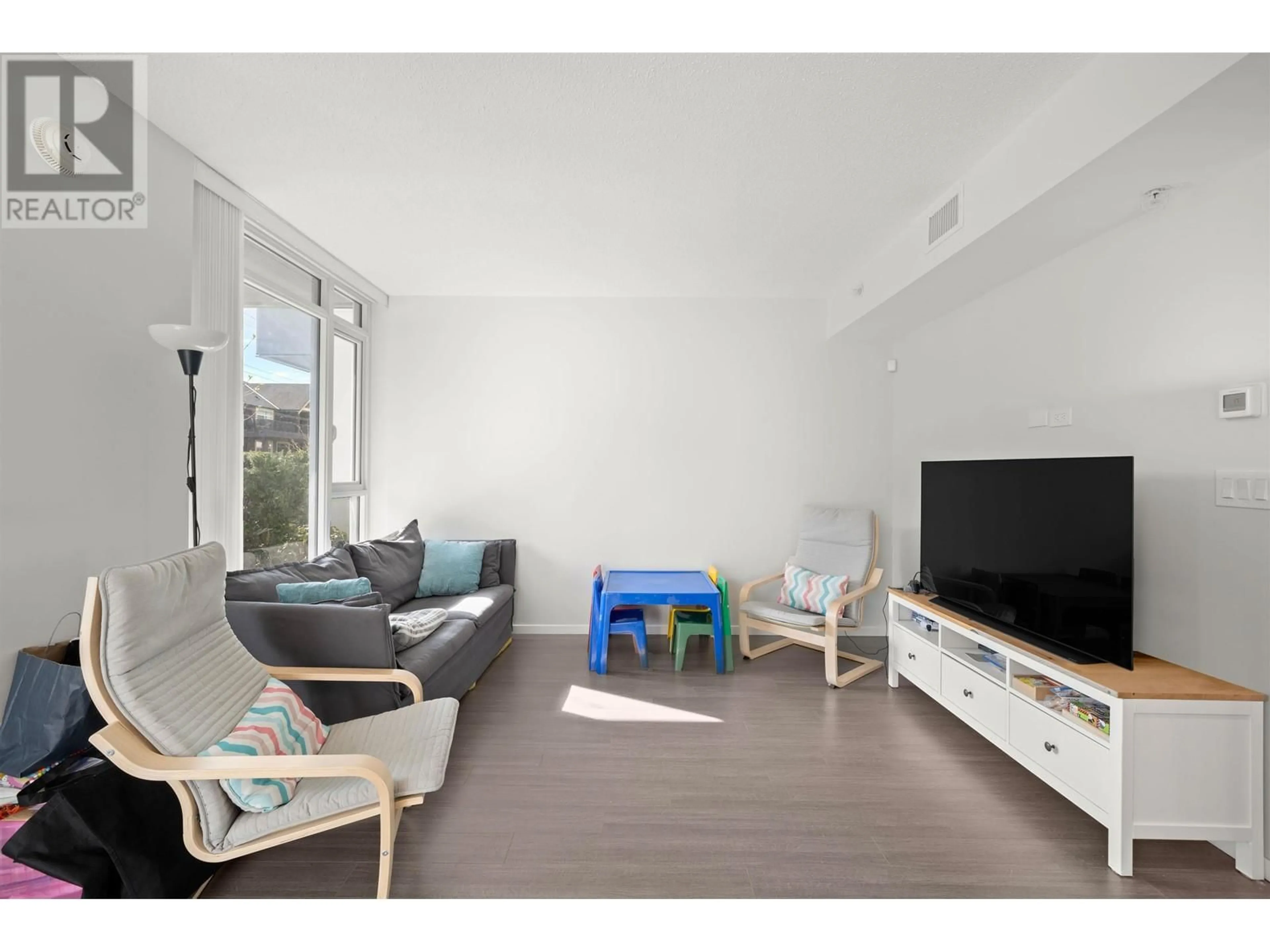 Living room with furniture, unknown for 6691 MARLBOROUGH AVENUE, Burnaby British Columbia V5H0J3