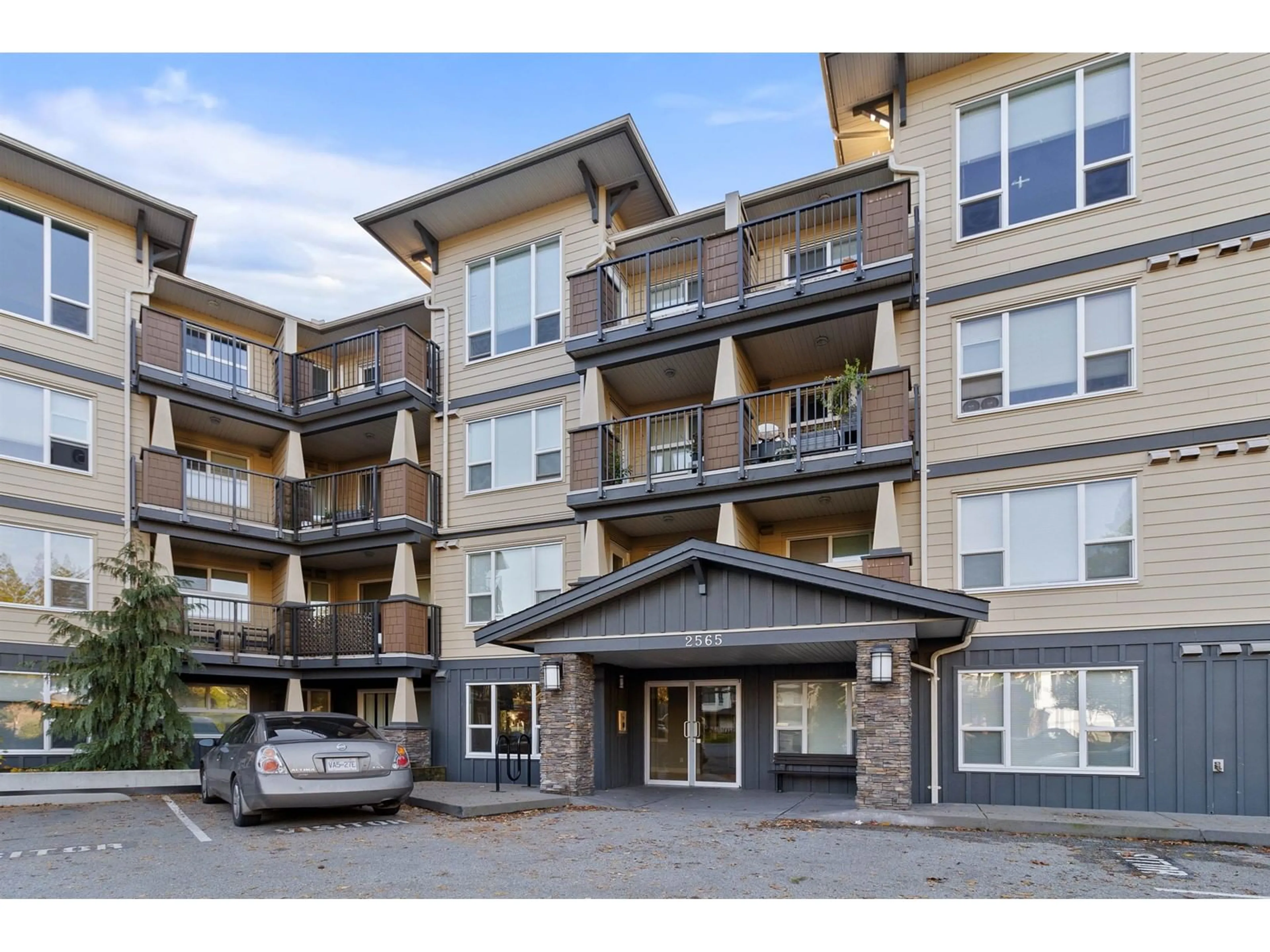 A pic from exterior of the house or condo, the front or back of building for 222 2565 CAMPBELL AVENUE, Abbotsford British Columbia V2S0E3