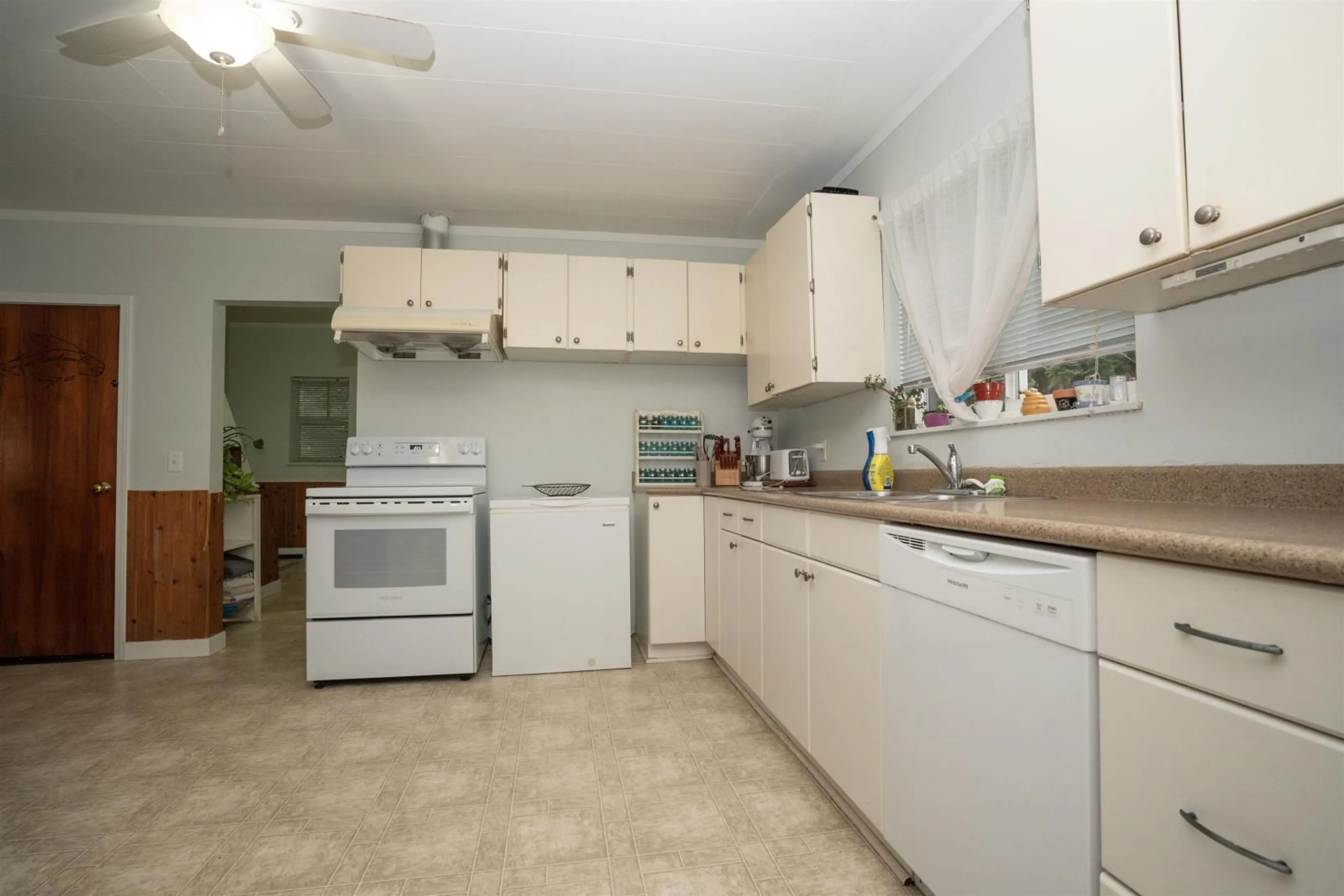 Standard kitchen, not visible floor, cottage for 45148 OLIVER CRESCENT, Chilliwack British Columbia V2R2J9