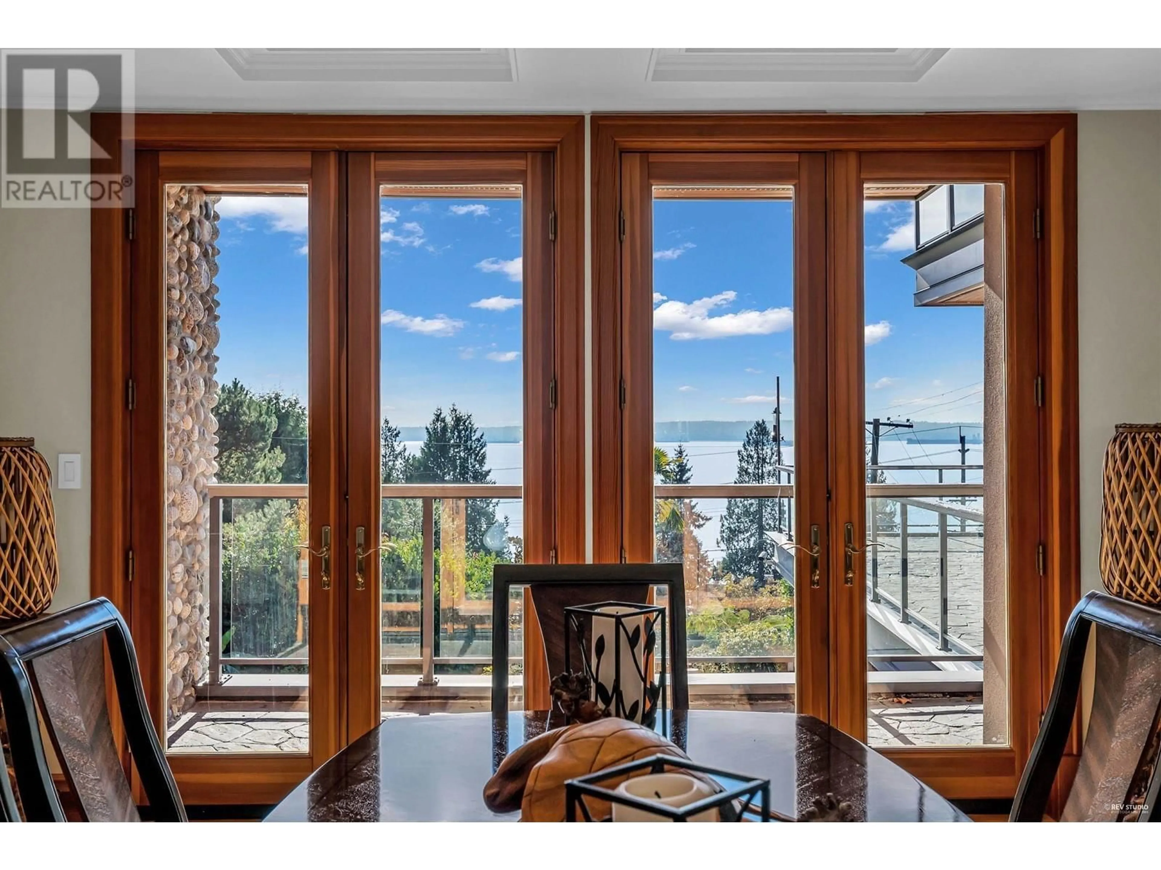 Indoor entryway for 3285 DICKINSON CRESCENT, West Vancouver British Columbia V7V2L4