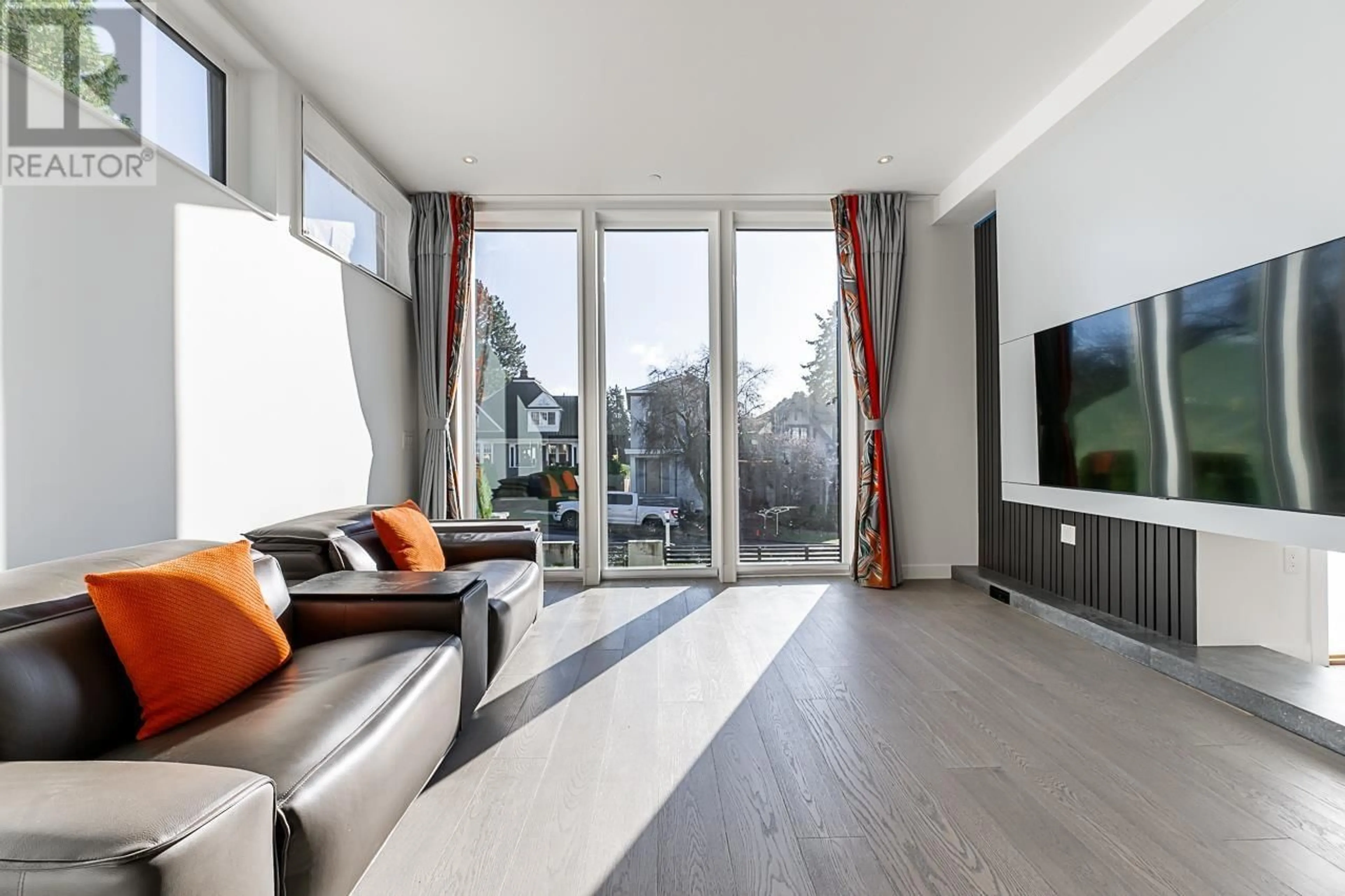 Living room with furniture, wood/laminate floor for 3941 24TH AVENUE, Vancouver British Columbia V6S1M1