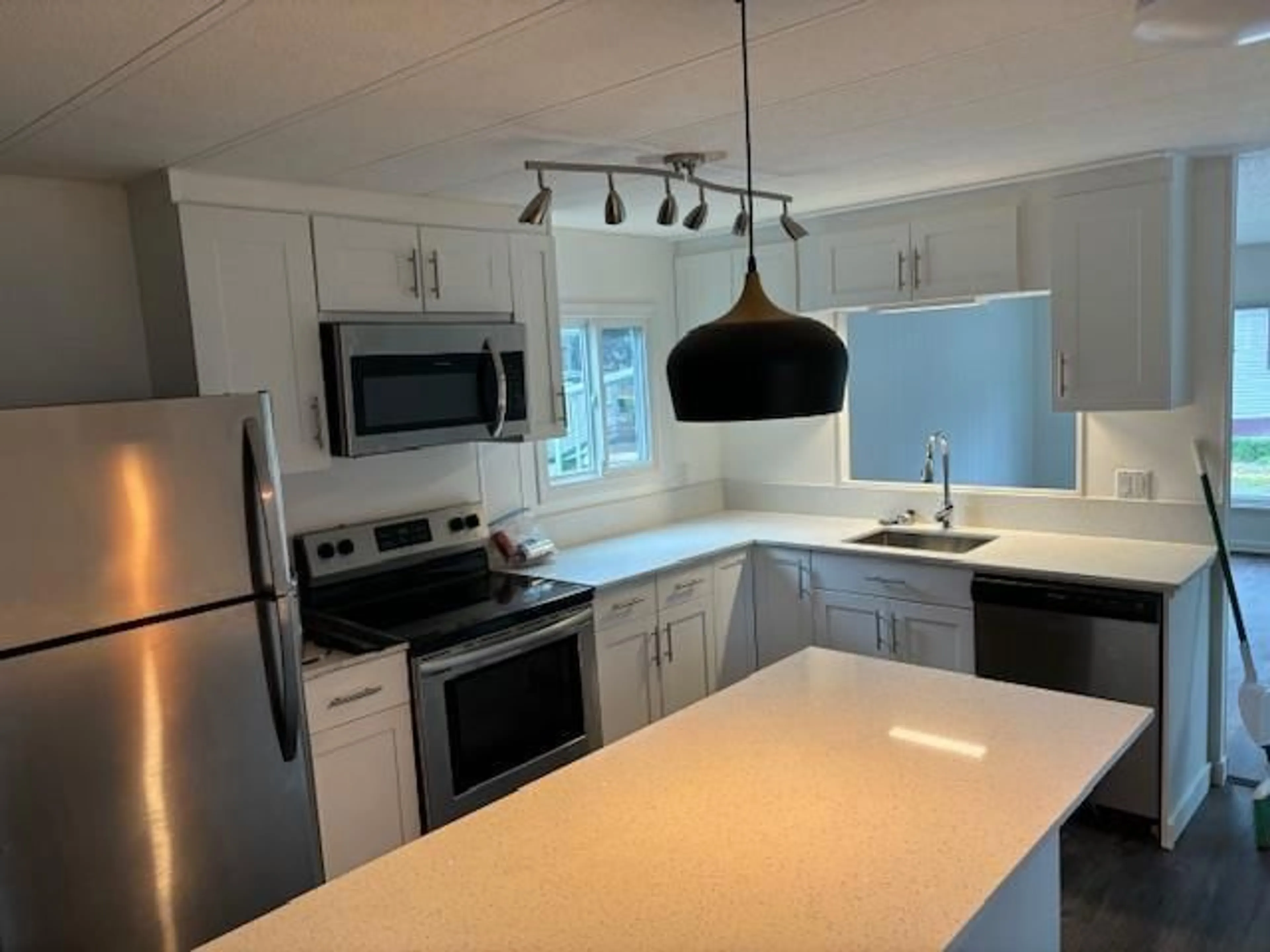 Open concept kitchen for 42 9132 120 STREET, Surrey British Columbia V3V4B6