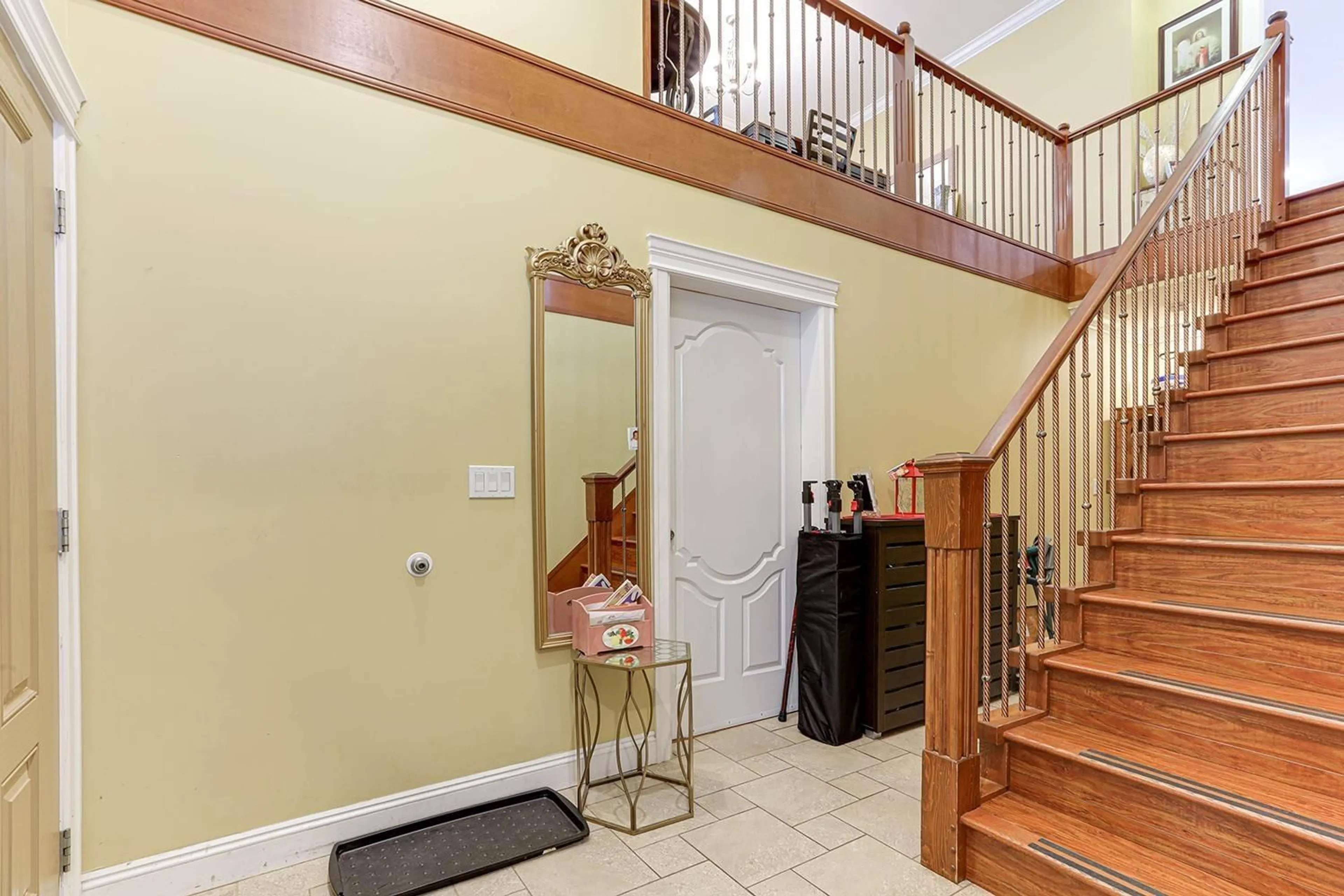 Indoor foyer, wood floors for 8474 123 STREET, Surrey British Columbia V3W3V6