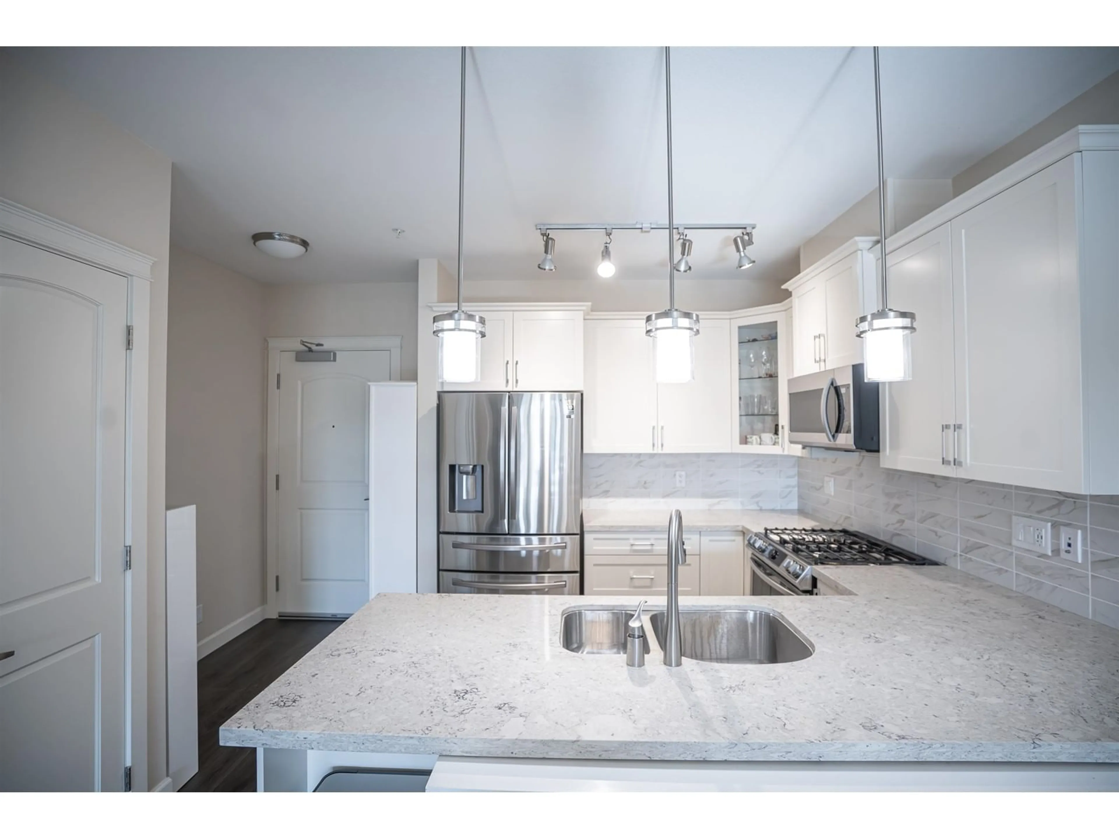 Open concept kitchen for 413 20325 85 AVENUE, Langley British Columbia V2Y3L2