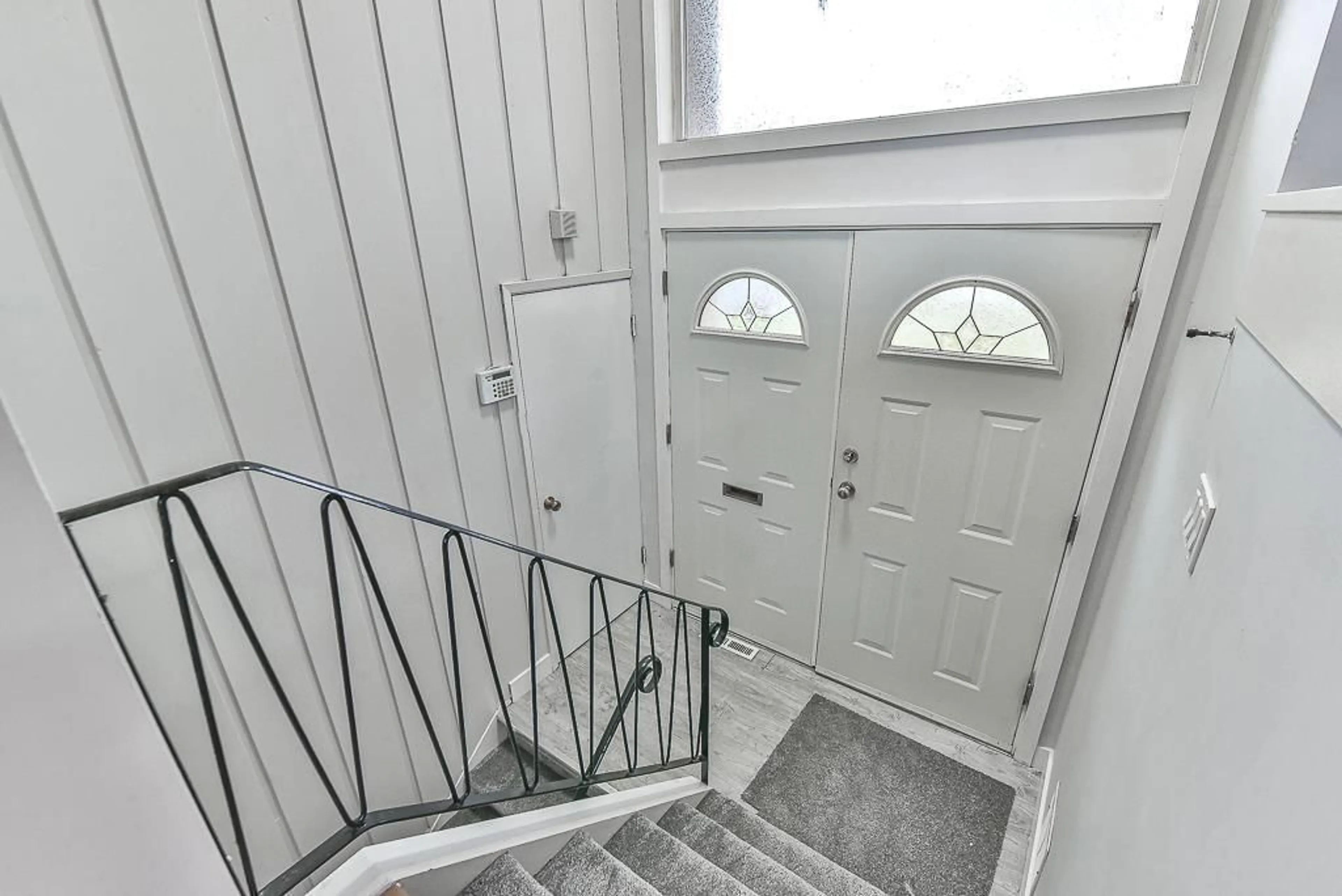 Indoor entryway, wood floors for 32976 12TH AVENUE, Mission British Columbia V2V2M8