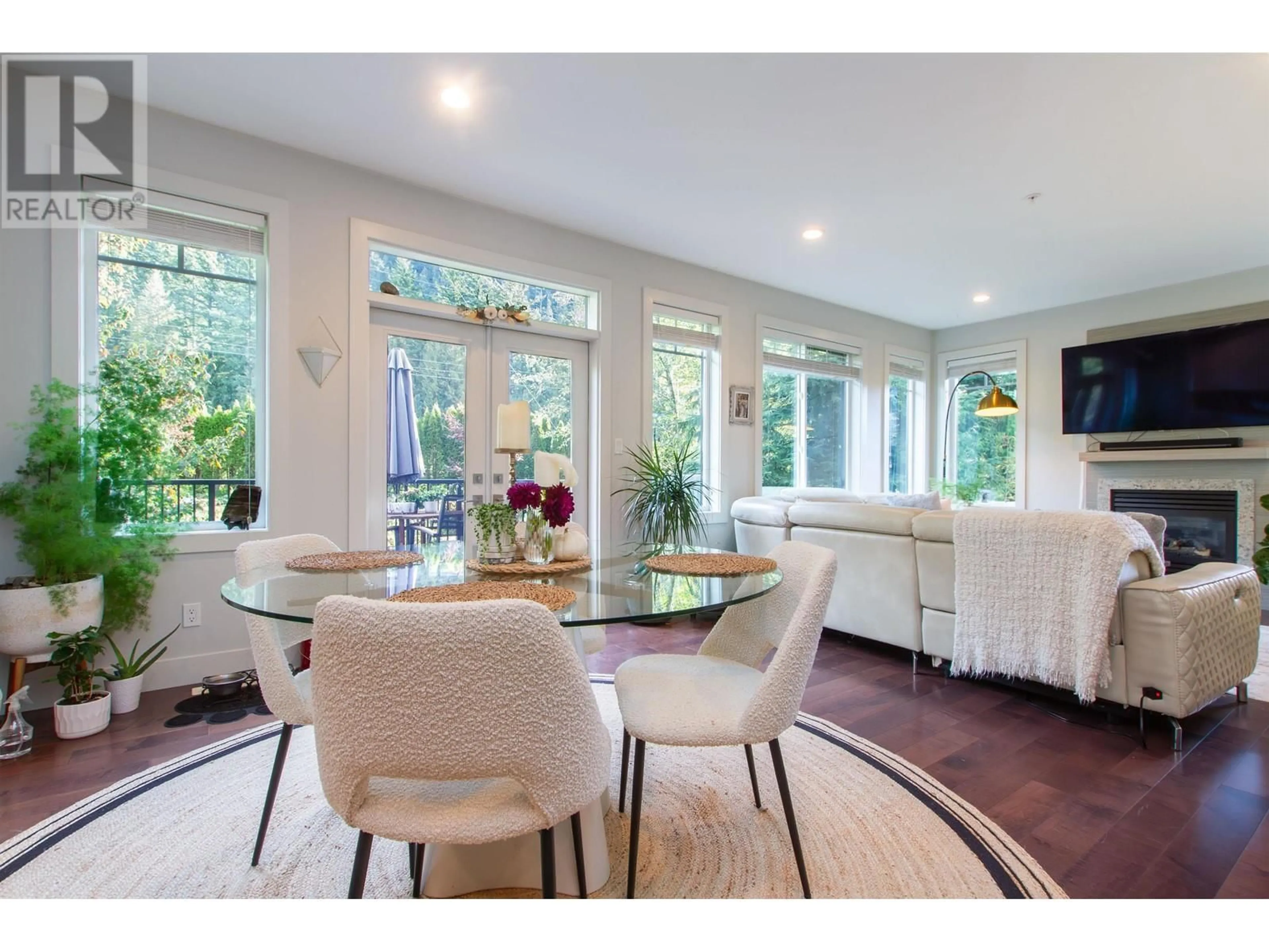 Dining room, wood floors for 41740 HONEY LANE, Squamish British Columbia V0N1H0