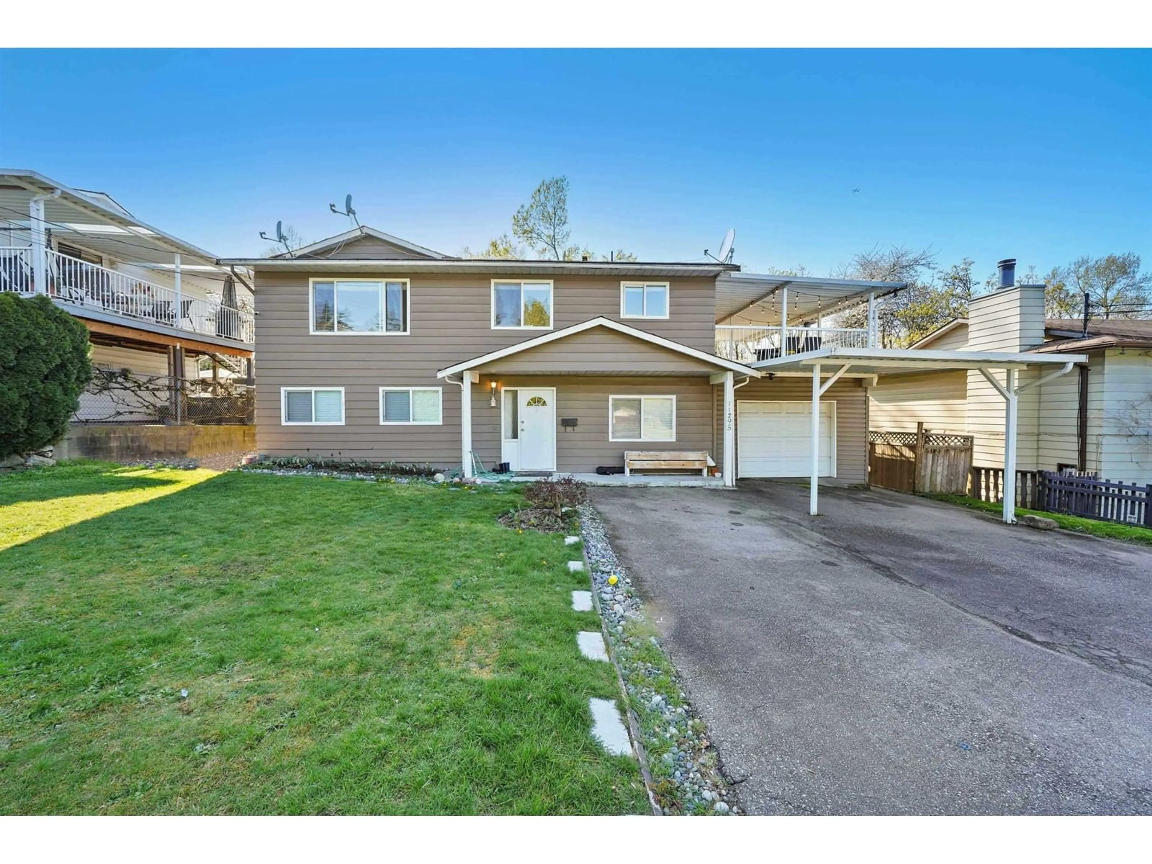 Home with vinyl exterior material, street for 11295 132, Surrey British Columbia V3R2Y5