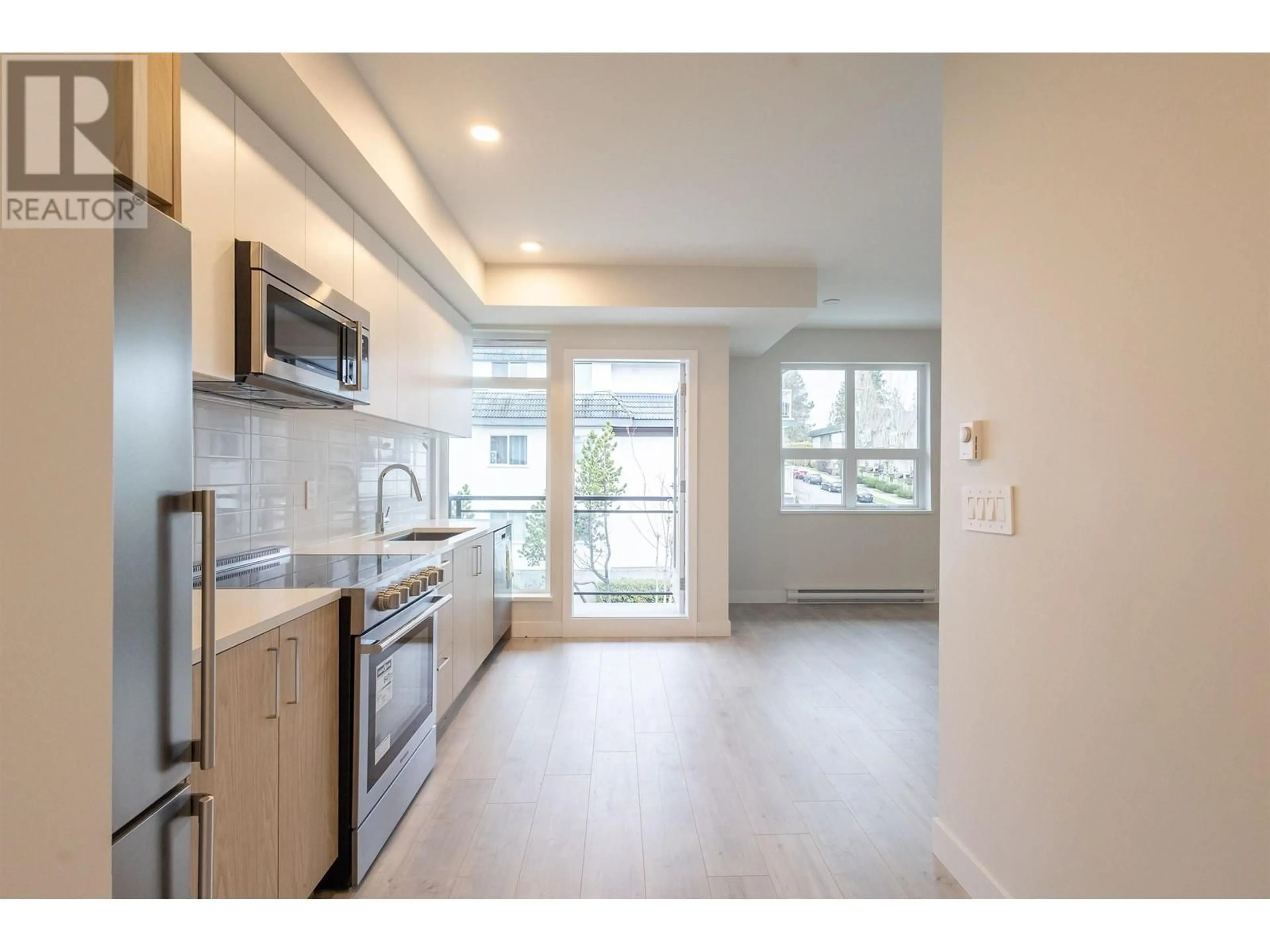 Open concept kitchen for 408 5535 HASTINGS STREET, Burnaby British Columbia V5B1R2