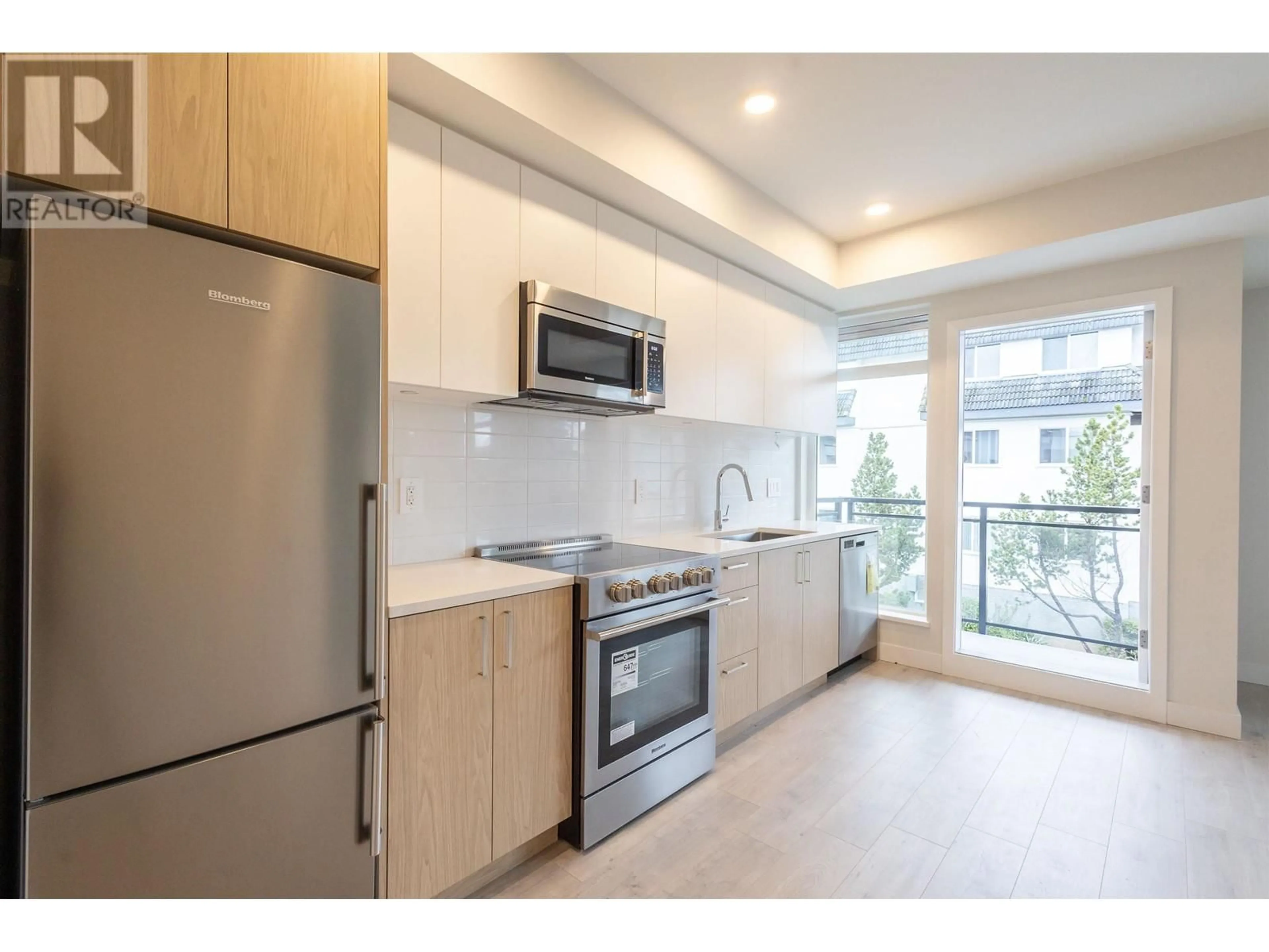 Standard kitchen for 408 5535 HASTINGS STREET, Burnaby British Columbia V5B1R2