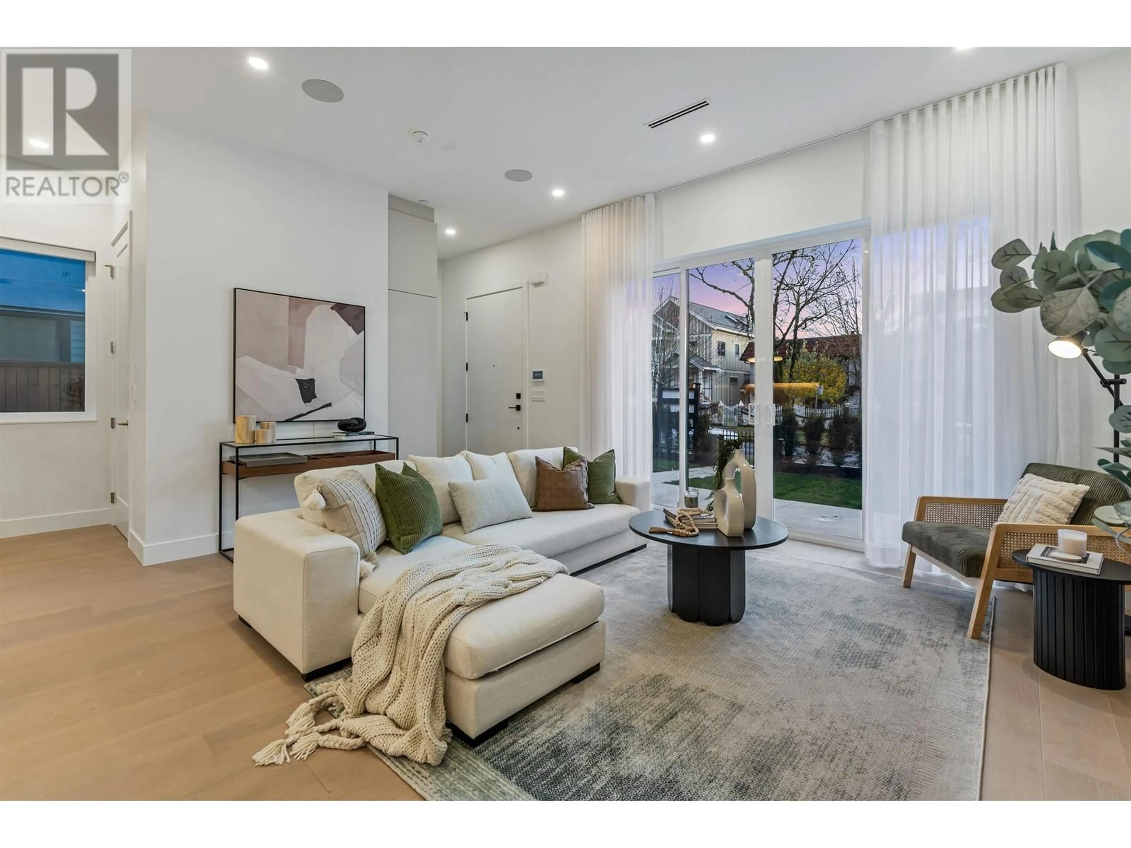 Living room, wood floors for 1 2241 E 8TH AVENUE, Vancouver British Columbia V5N1V4