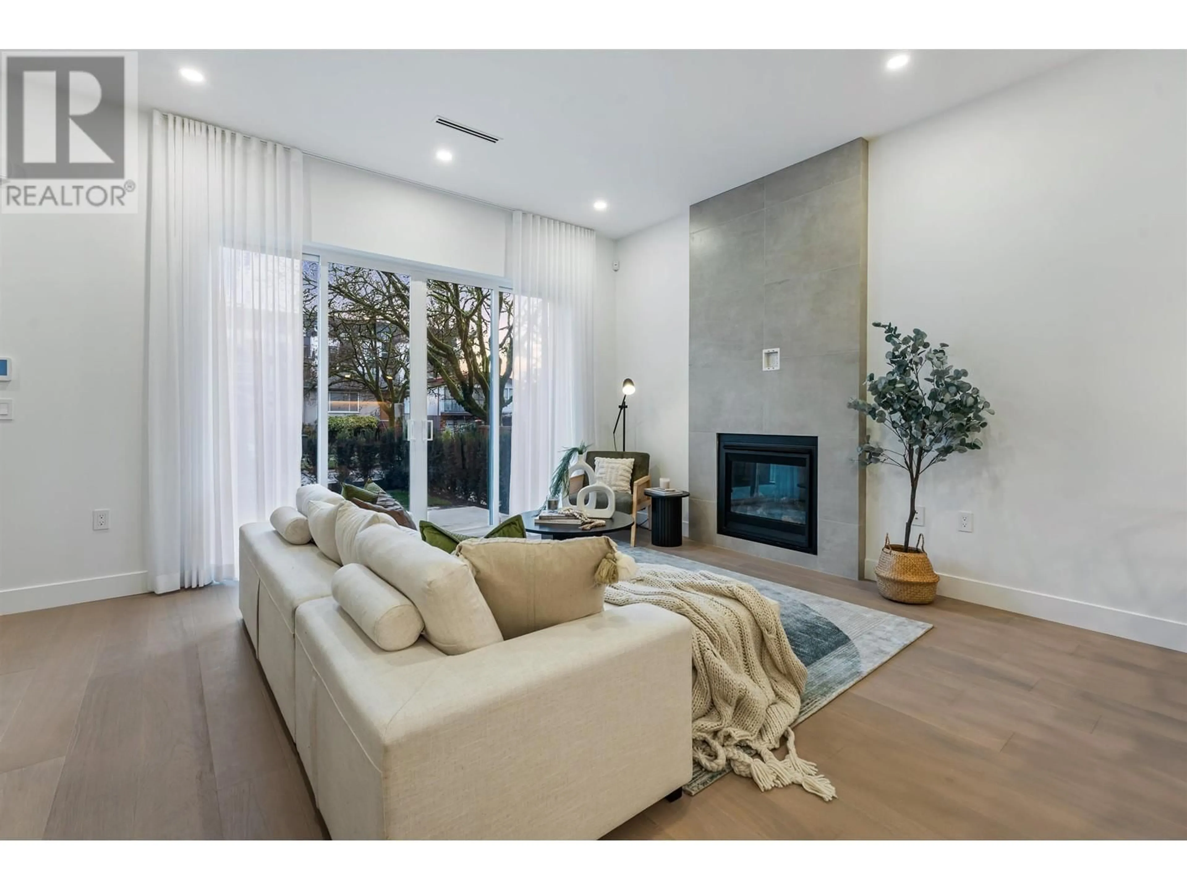 Living room, wood floors for 1 2241 E 8TH AVENUE, Vancouver British Columbia V5N1V4