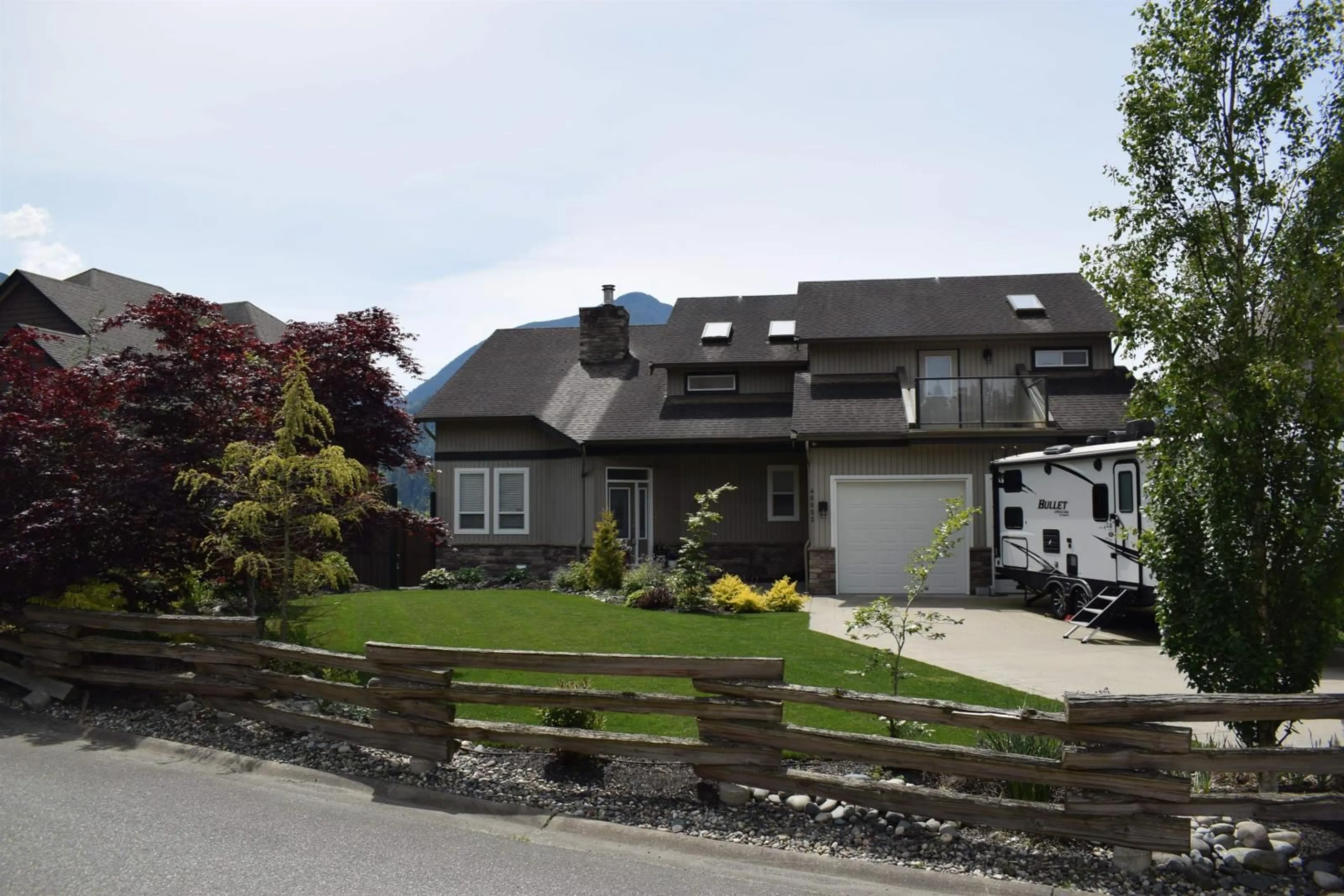 Frontside or backside of a home, the street view for 46052 BRIDLE RIDGE CRESCENT, Chilliwack British Columbia V2R5W2