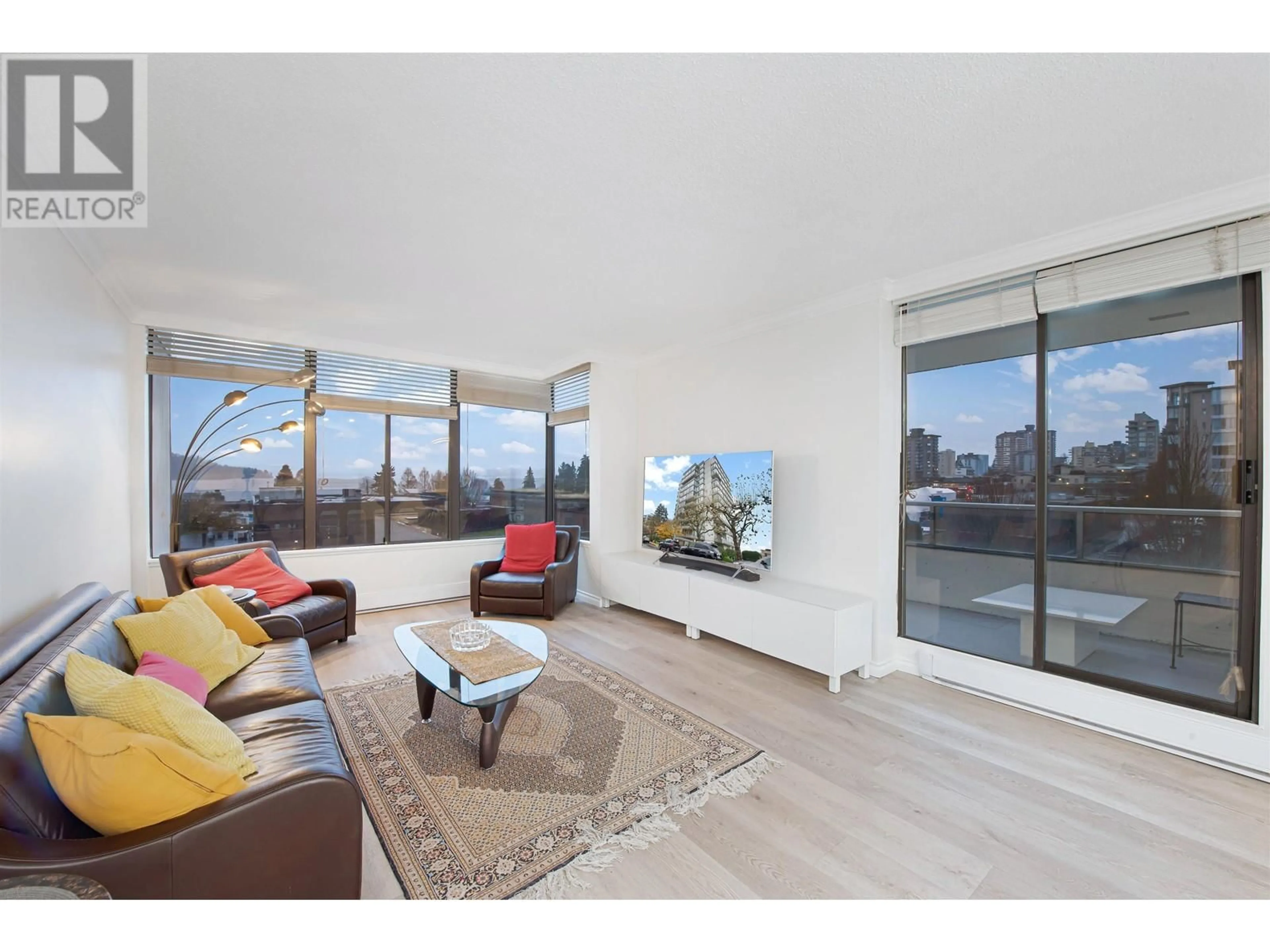 Living room, wood floors for 401 1480 DUCHESS AVENUE, West Vancouver British Columbia V7T2W2