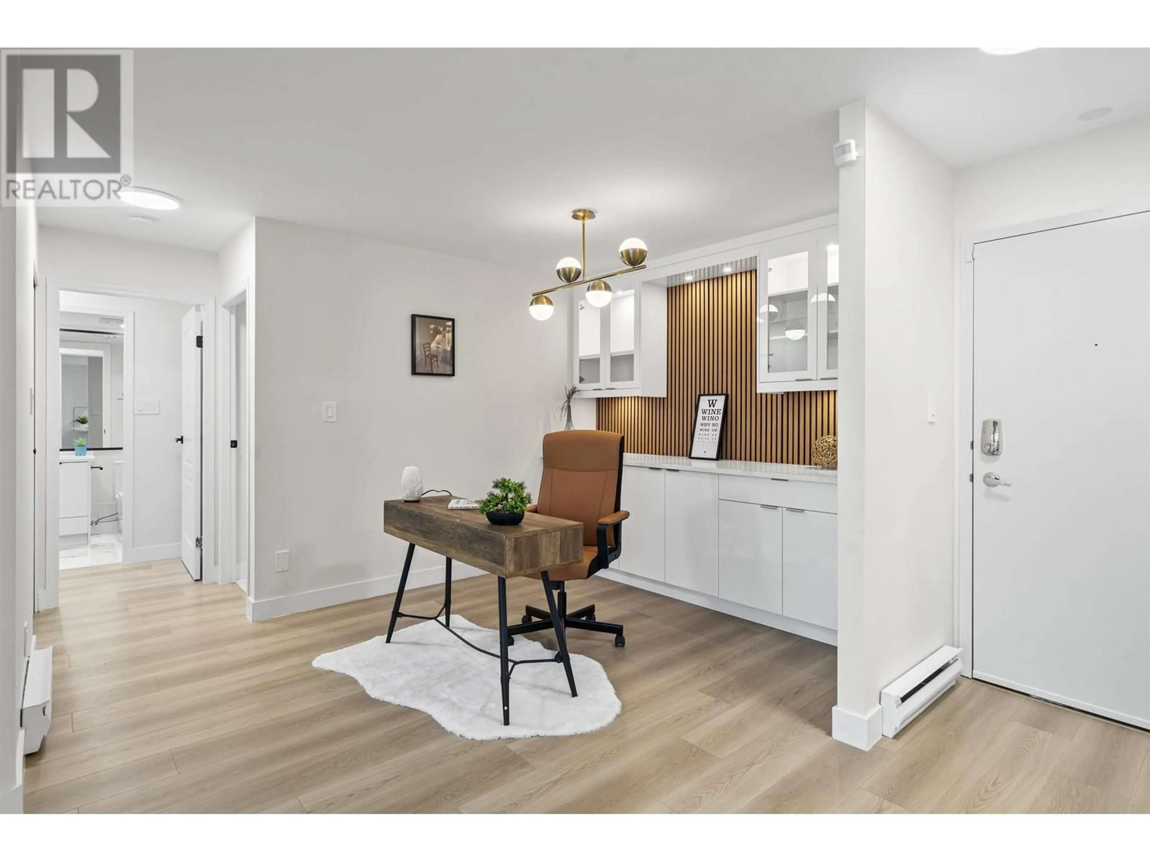 Indoor entryway, wood floors for 502 1250 QUAYSIDE DRIVE, New Westminster British Columbia V3M6E2