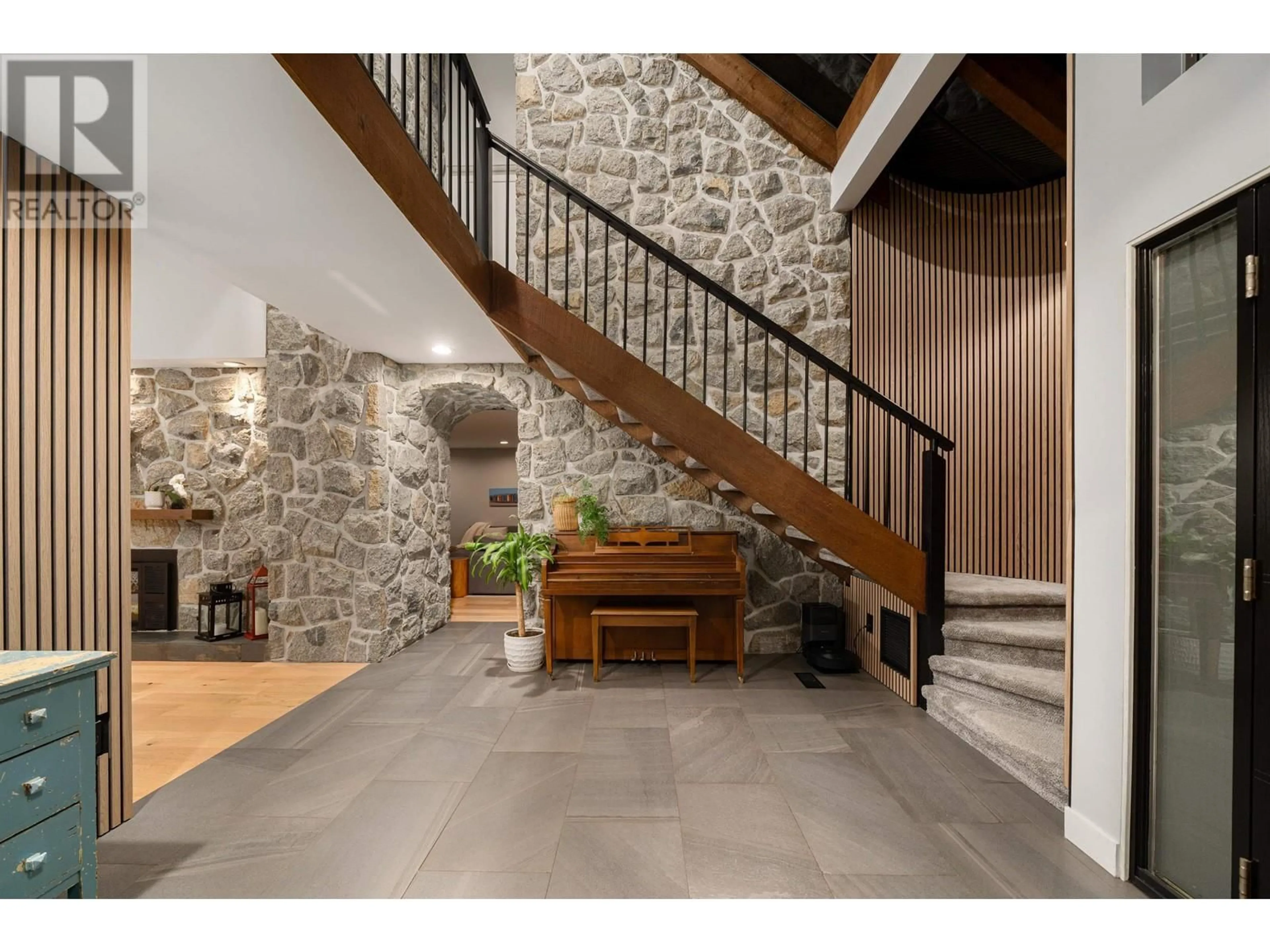 Indoor foyer, cement floor for 5132 ALDERFEILD PLACE, West Vancouver British Columbia V7W2W7