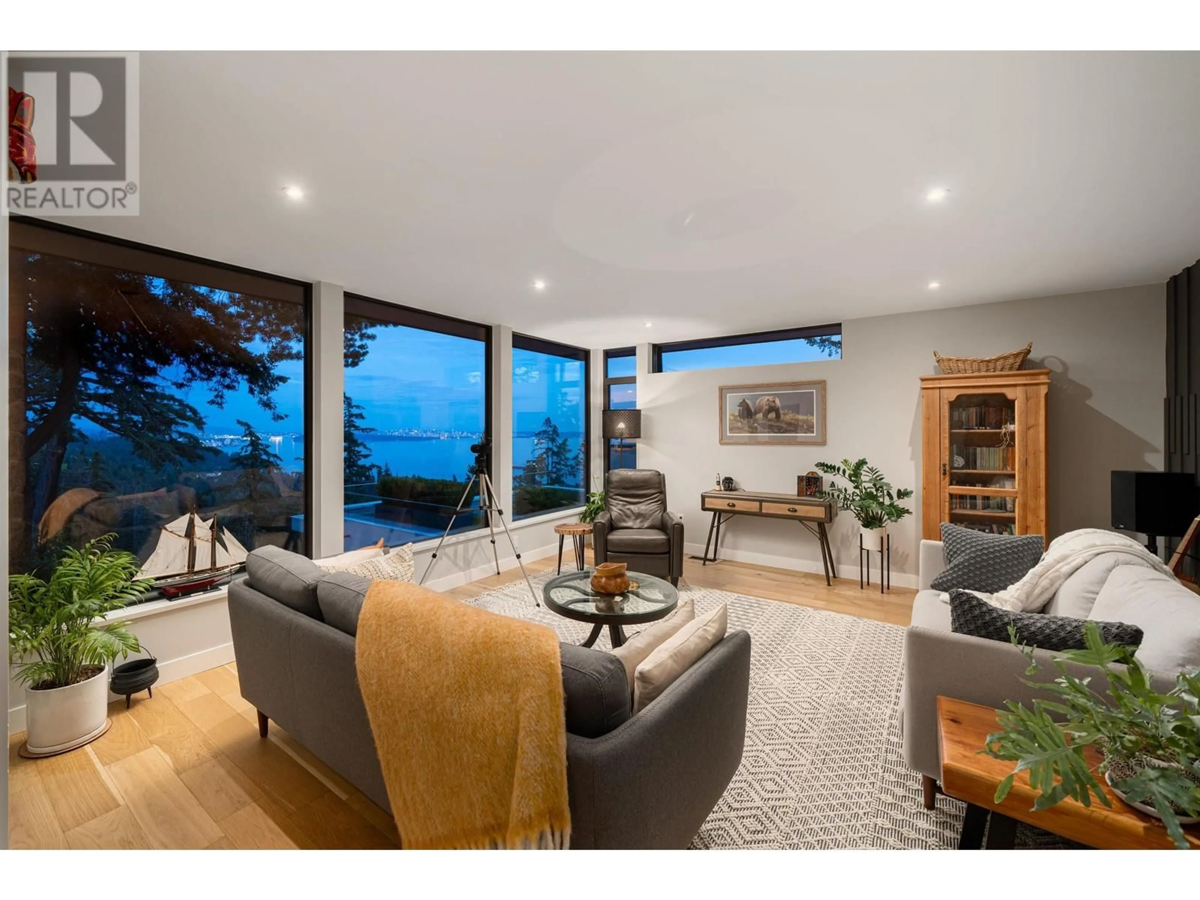 Living room, wood floors for 5132 ALDERFEILD PLACE, West Vancouver British Columbia V7W2W7