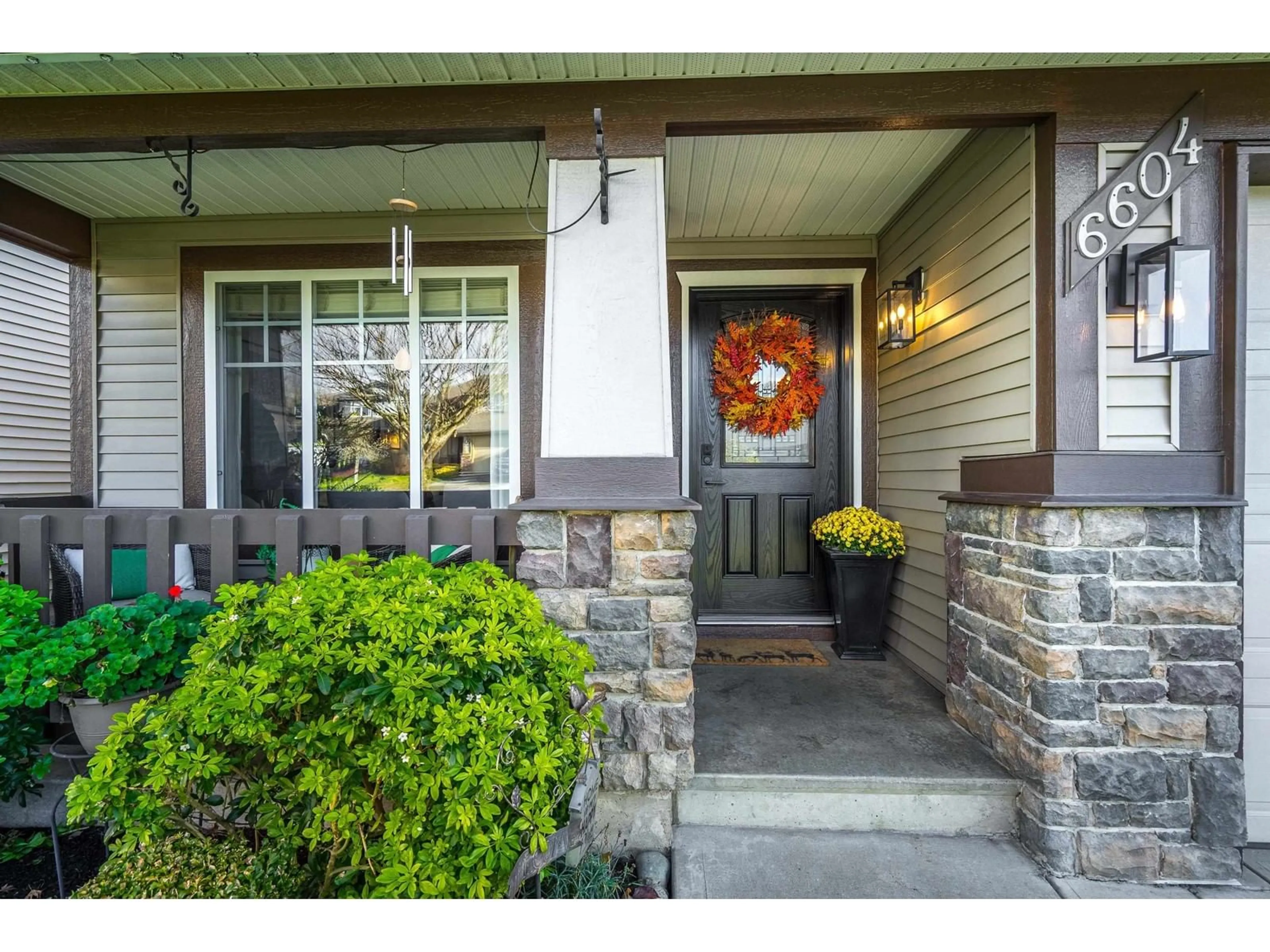 Indoor entryway, wood floors for 6604 207 STREET, Langley British Columbia V2Y2Y5