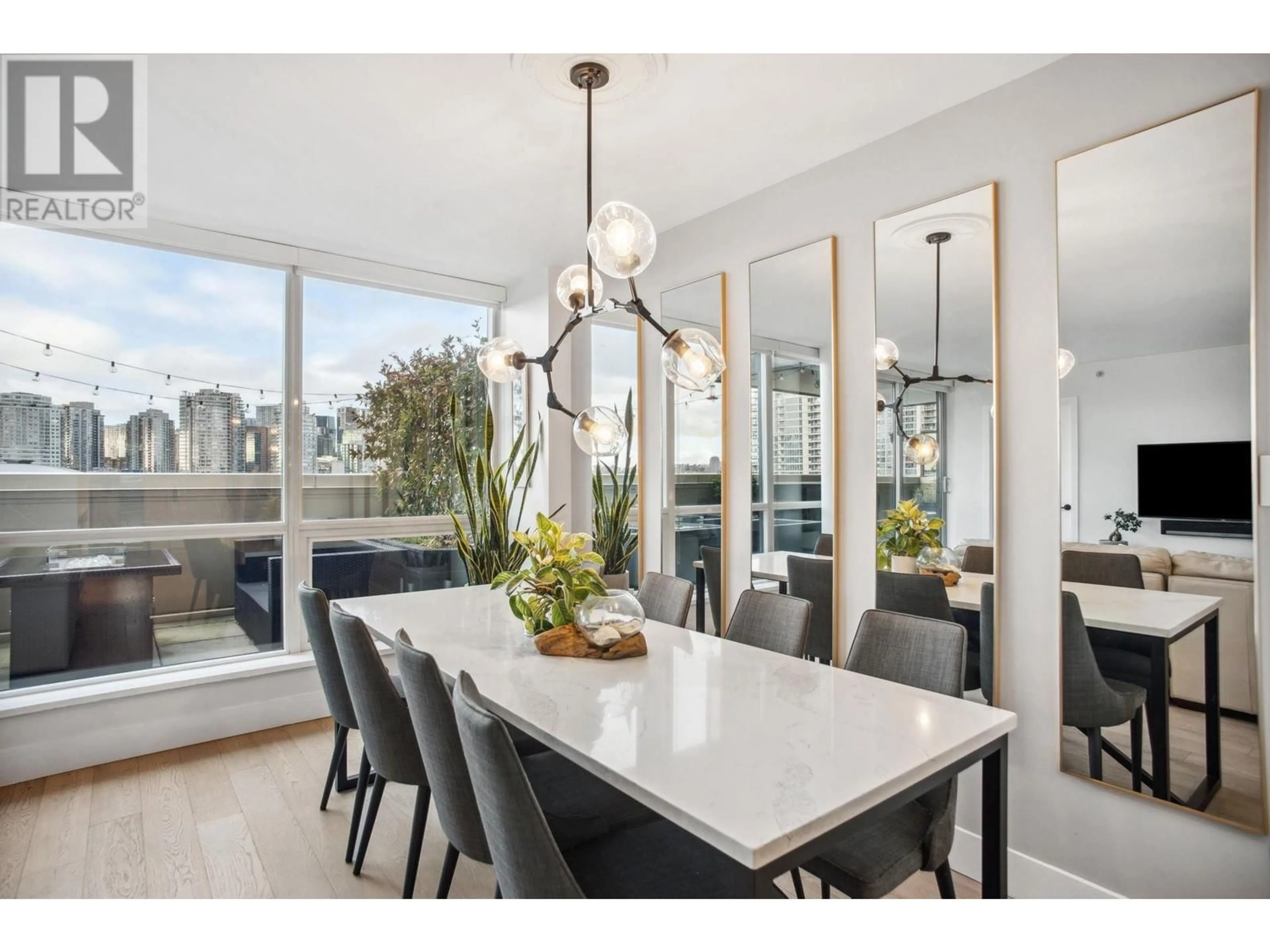 Dining room, wood floors for 802 718 MAIN STREET, Vancouver British Columbia V6A0B1