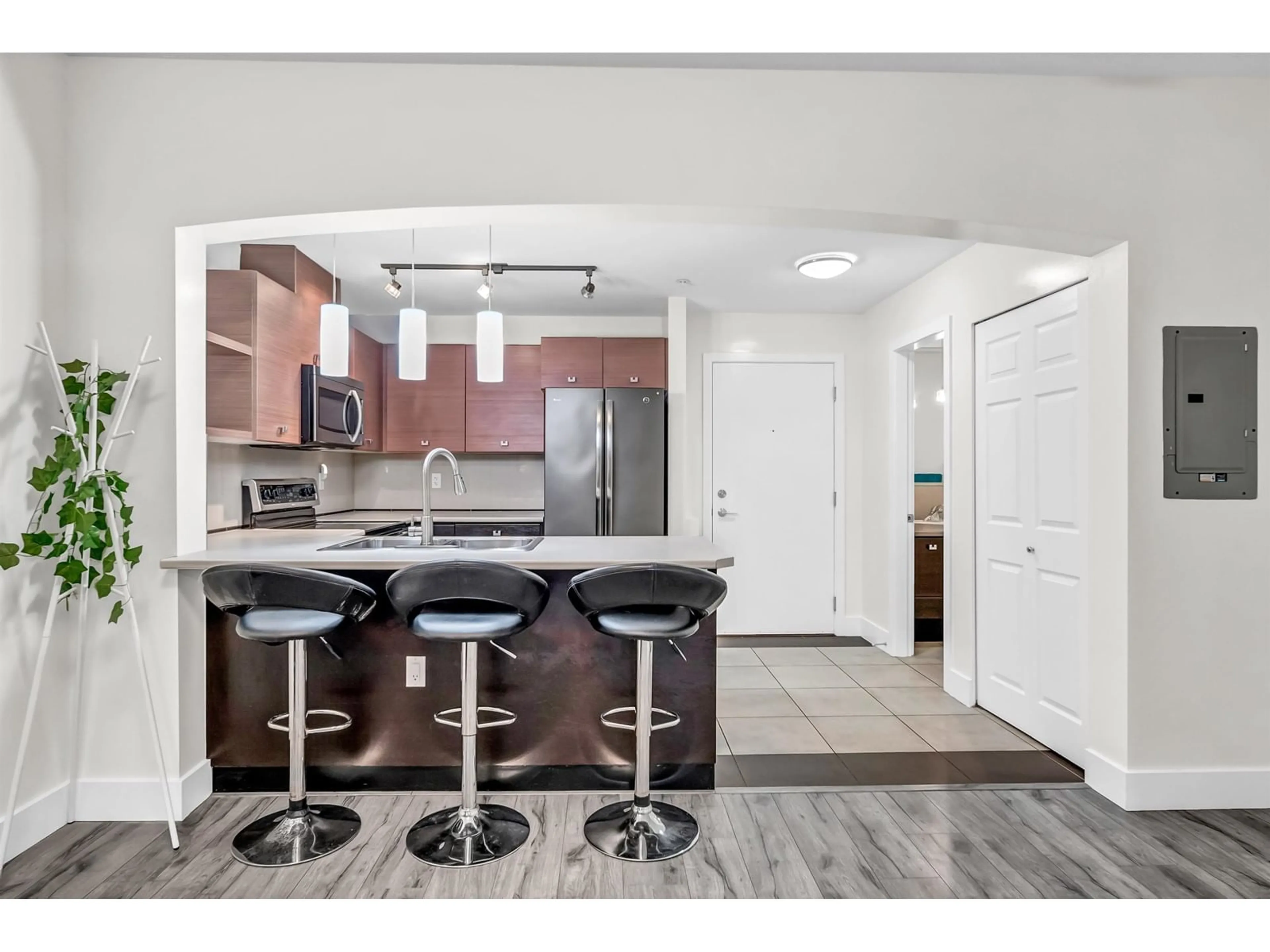 Open concept kitchen for 314 6628 120 STREET, Surrey British Columbia V3W1T7