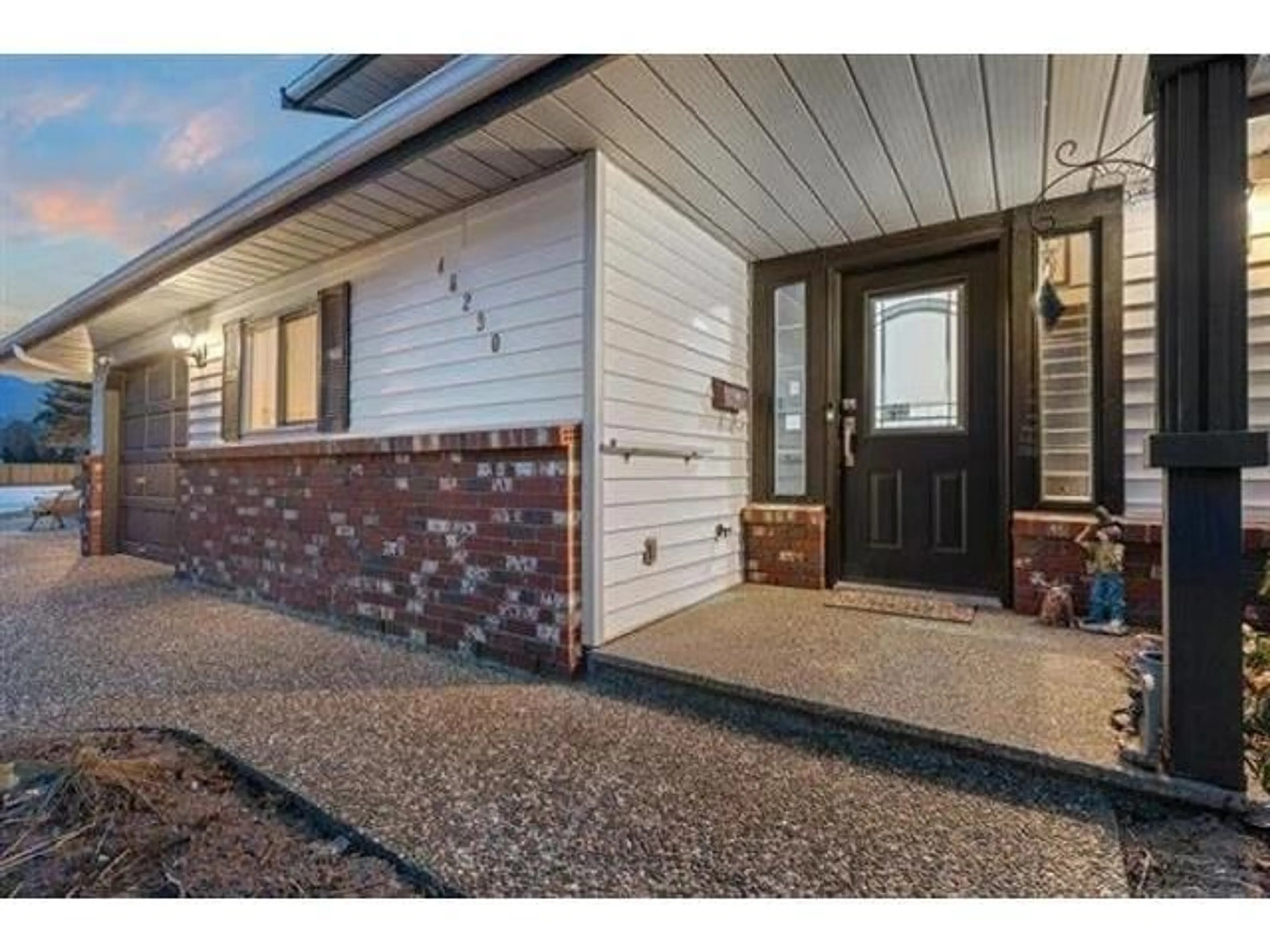 Indoor entryway, wood floors for 46290 ROY AVENUE, Chilliwack British Columbia V2R2W2