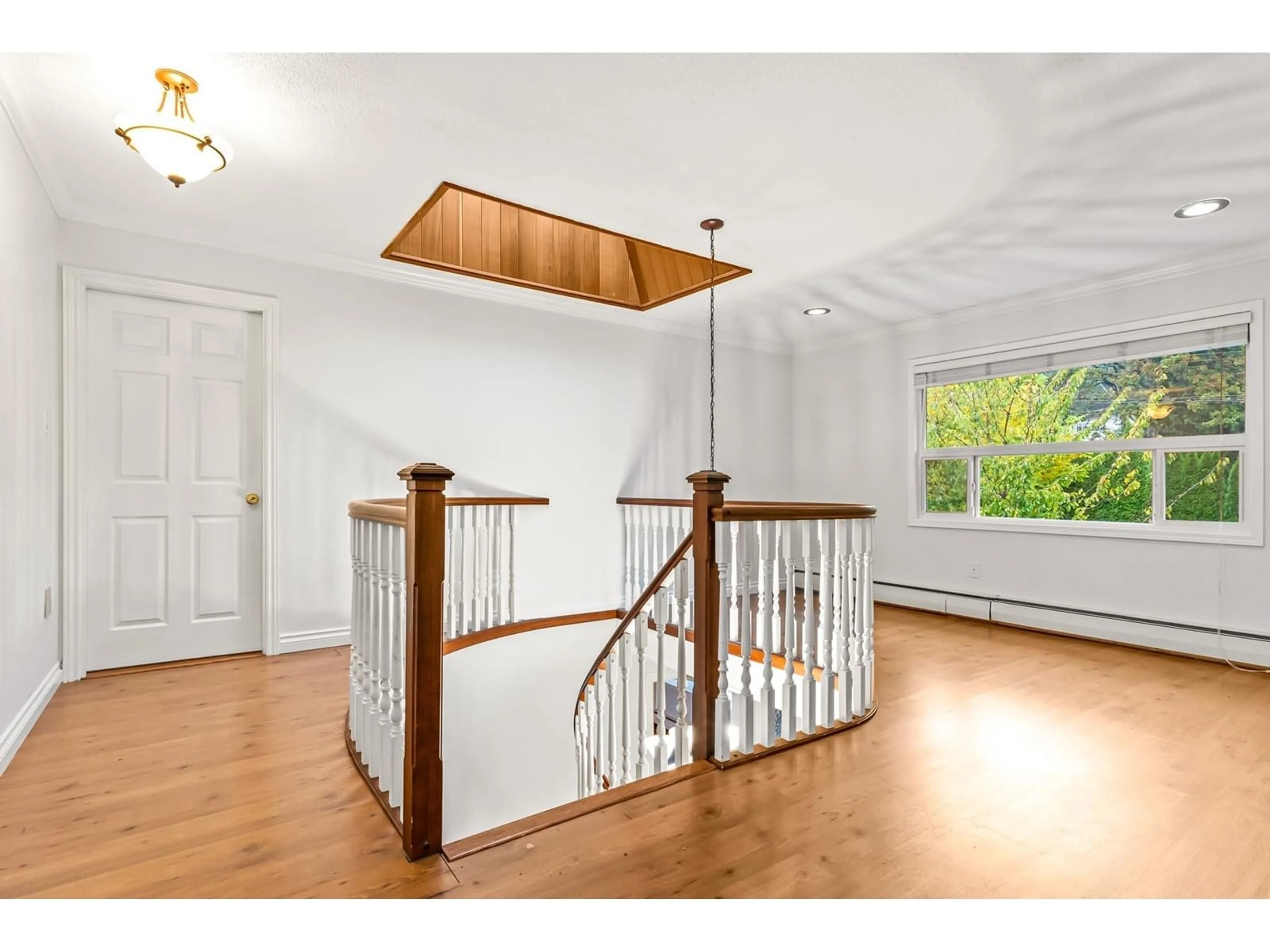 Indoor foyer, wood floors for 12940 54A AVENUE, Surrey British Columbia V3X3C9