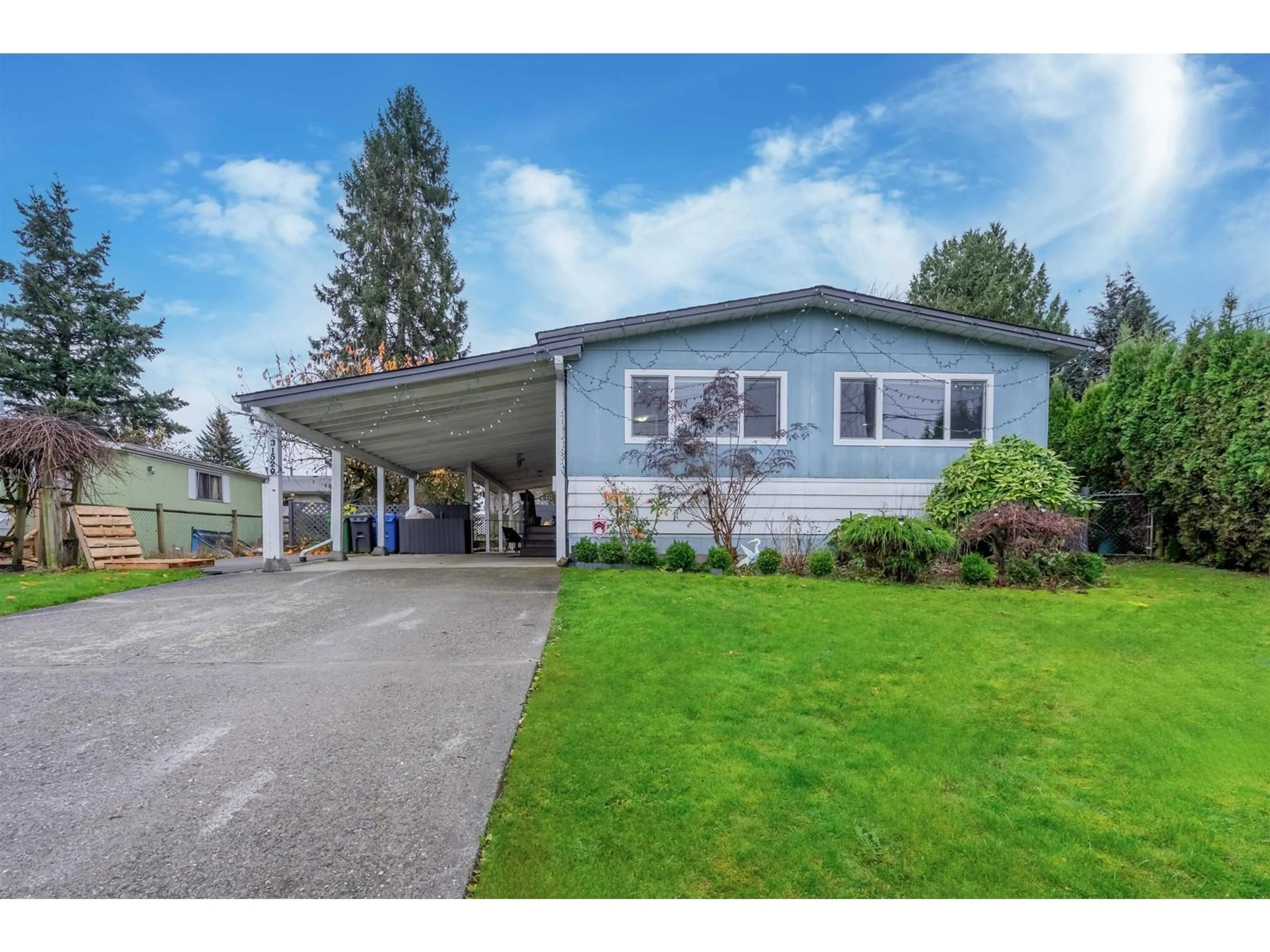 Frontside or backside of a home for 31520 MONARCH COURT, Abbotsford British Columbia V2T6M5