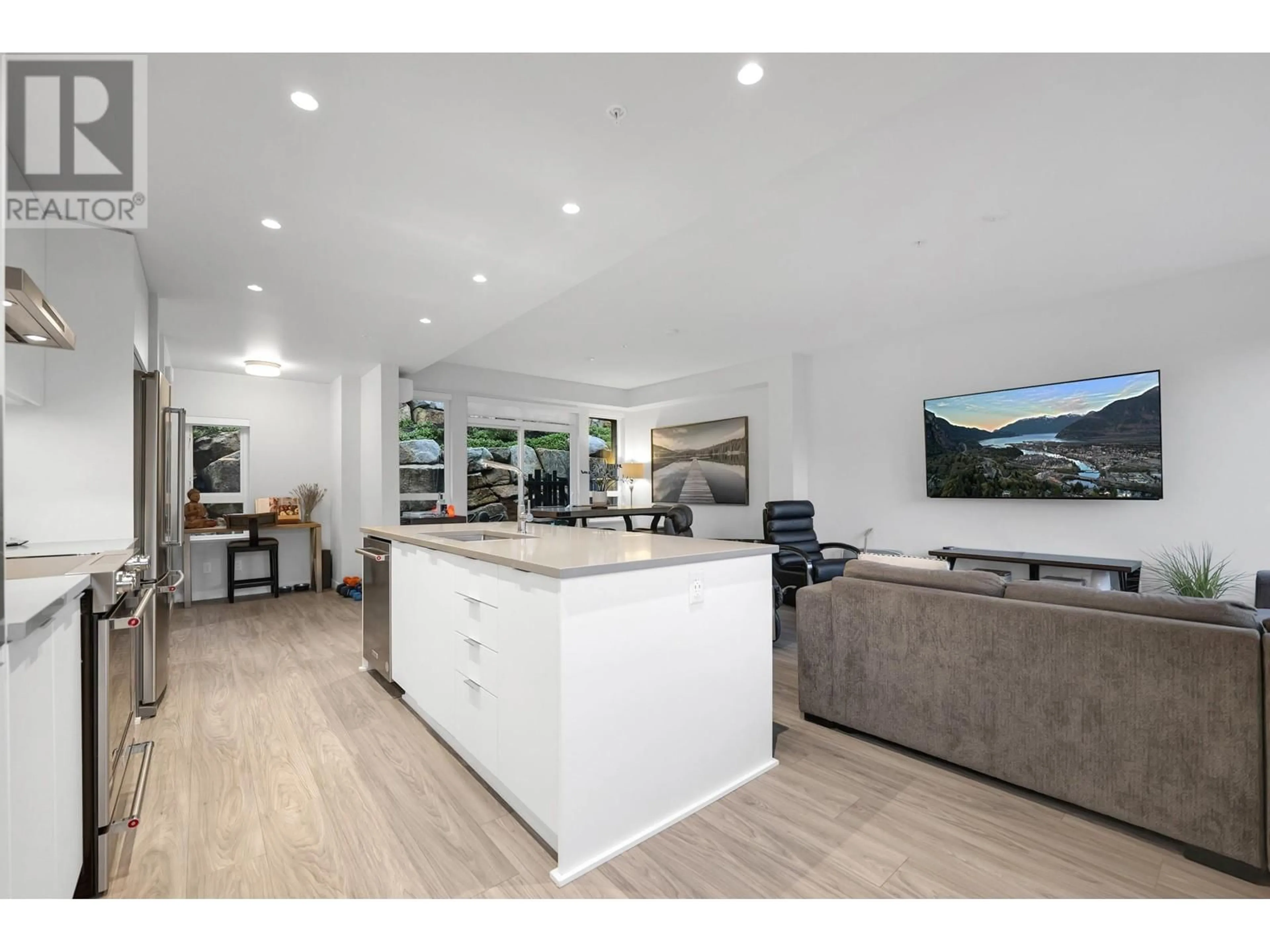 Open concept kitchen for 41216 HIGHLINE PLACE, Squamish British Columbia V0N1T0