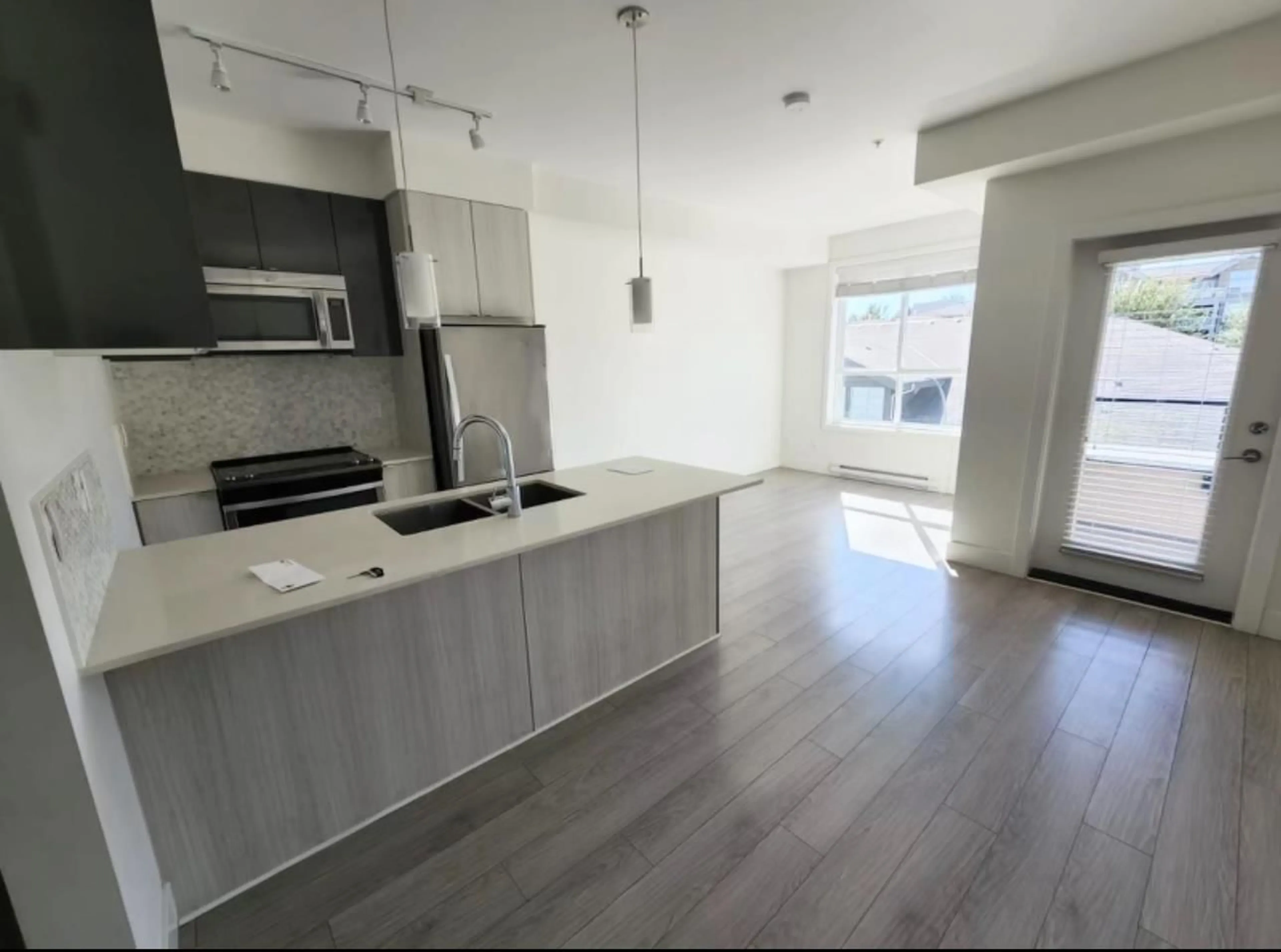 Open concept kitchen for 303 6468 195A STREET, Surrey British Columbia V4N6R6