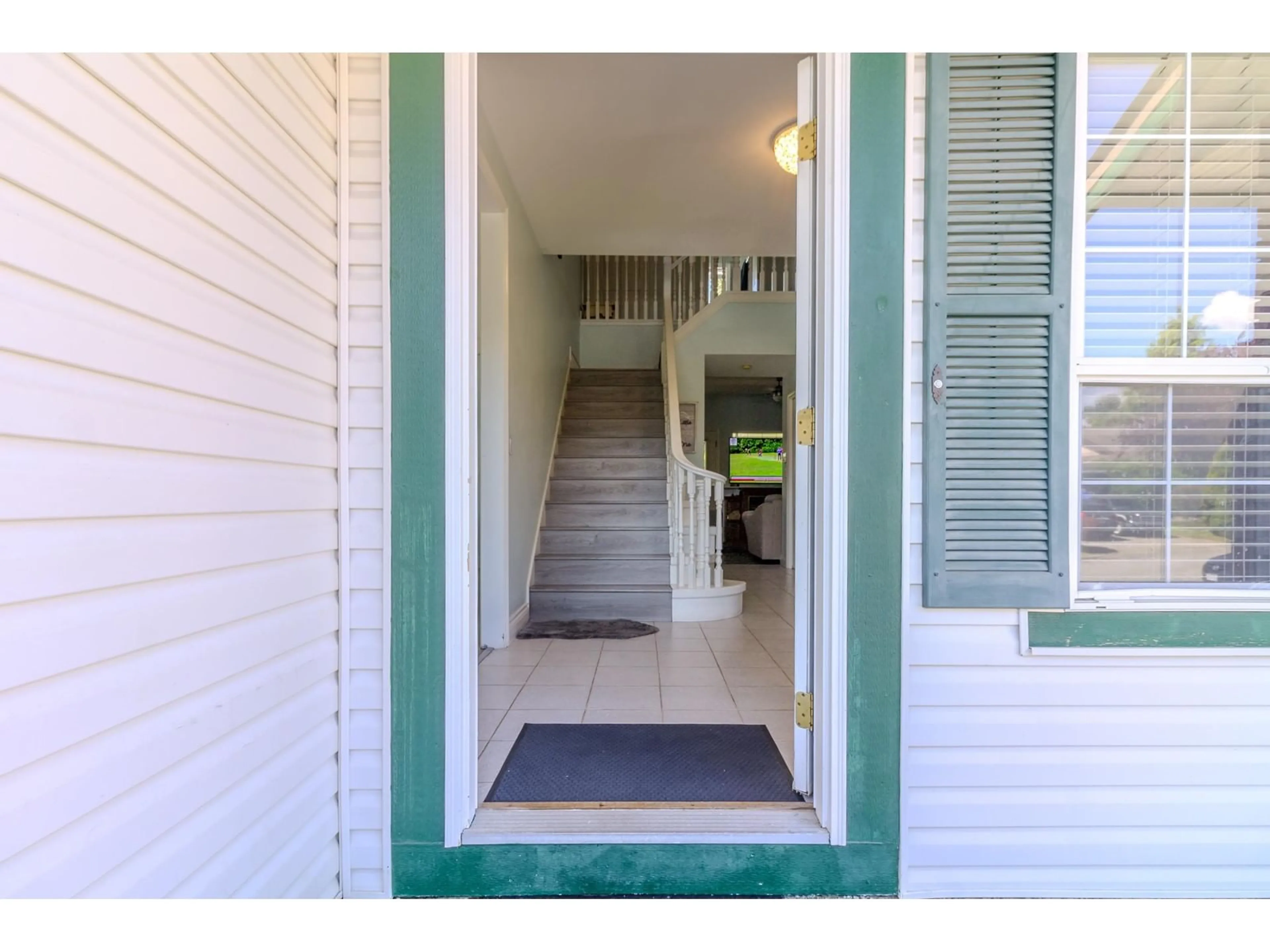 Indoor entryway, wood floors for 31461 JEAN COURT, Abbotsford British Columbia V2T5N9