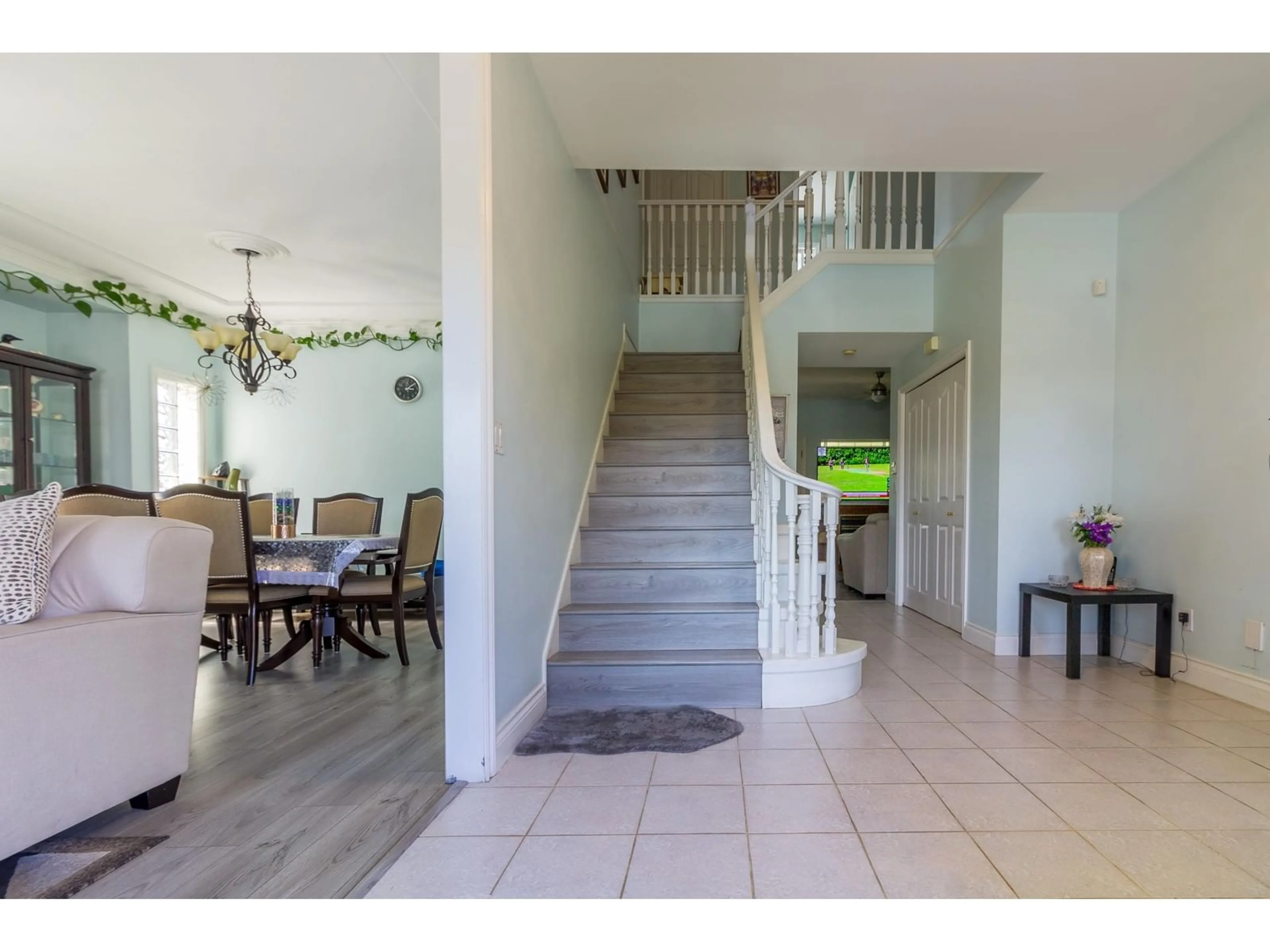 Indoor foyer, wood floors for 31461 JEAN COURT, Abbotsford British Columbia V2T5N9