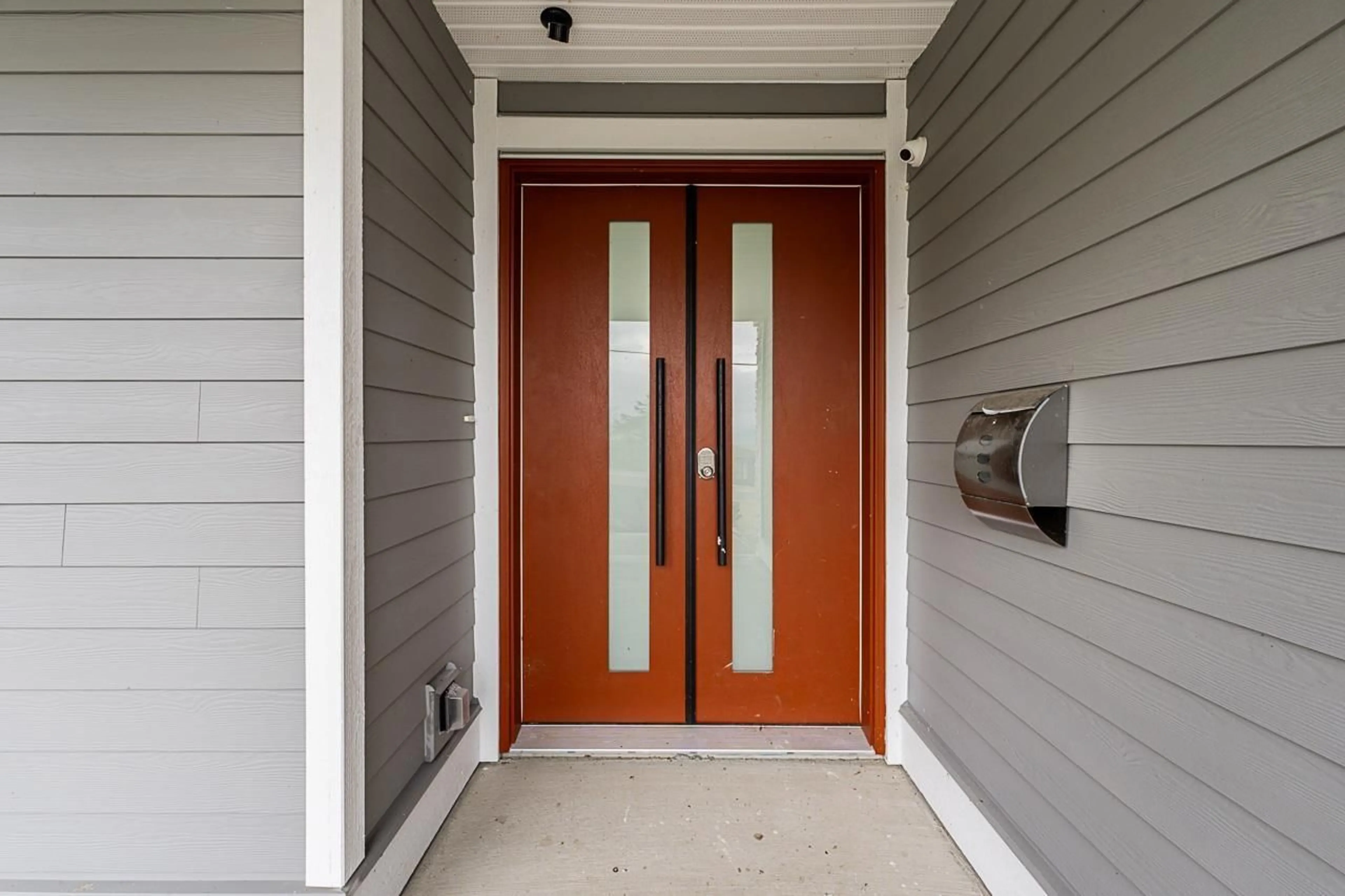 Indoor entryway, wood floors for 7323 MARBLE HILL ROAD, Chilliwack British Columbia V4Z1J5