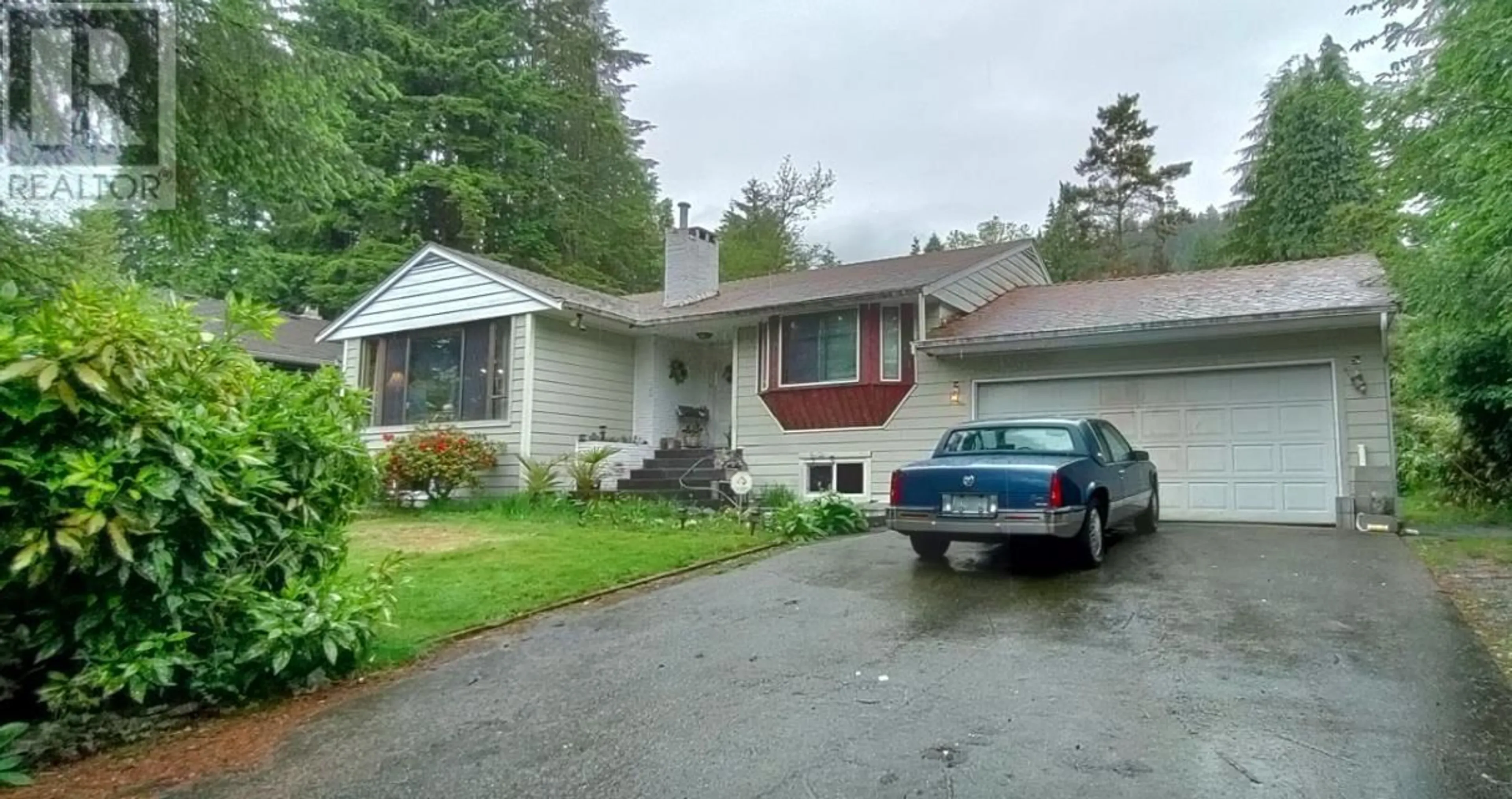 Frontside or backside of a home, the street view for 75 GLENGARRY CRESCENT, West Vancouver British Columbia V7S1B4