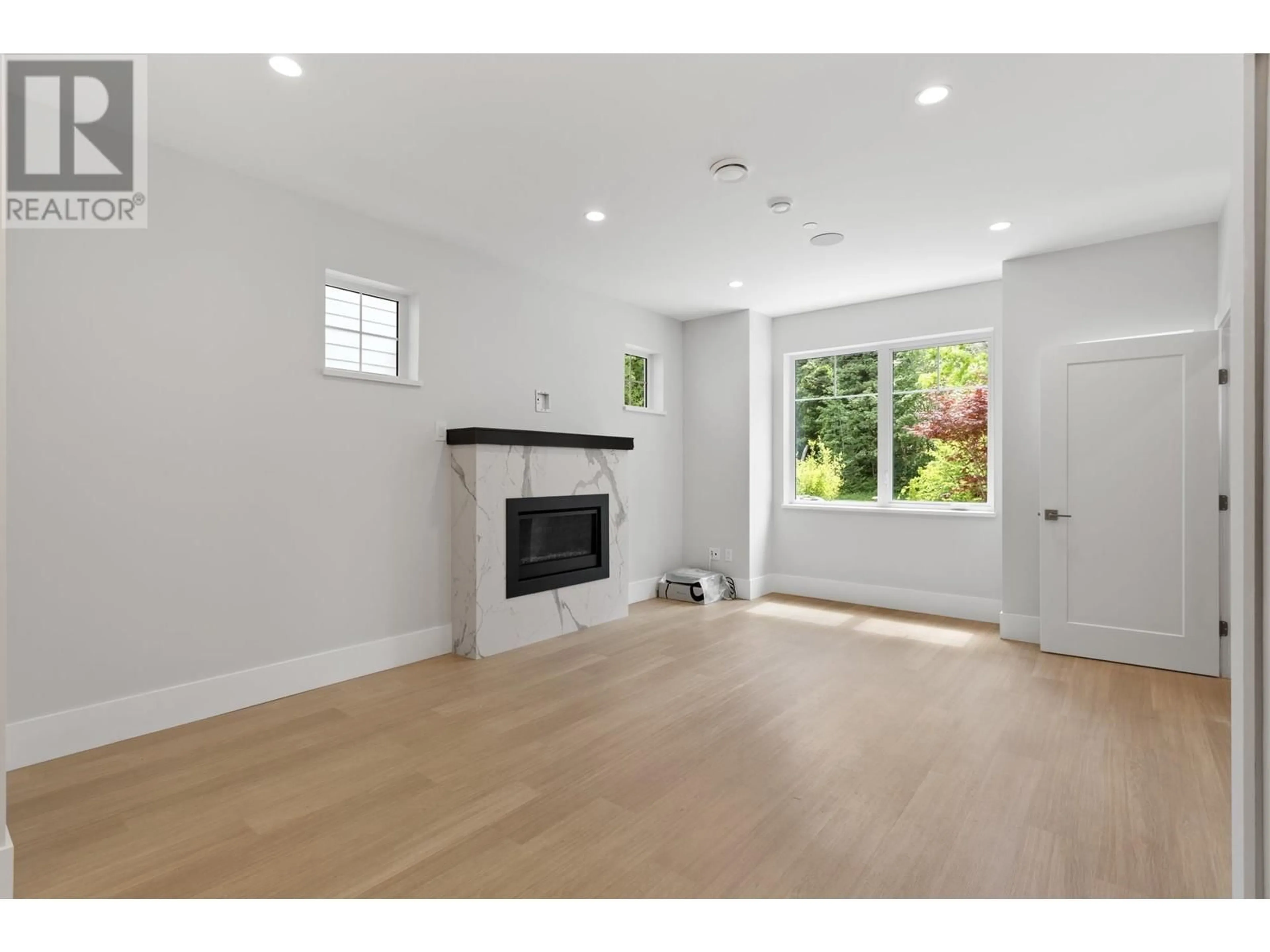 Indoor entryway, wood floors for 1 4423 W 16TH AVENUE, Vancouver British Columbia V6R3E7