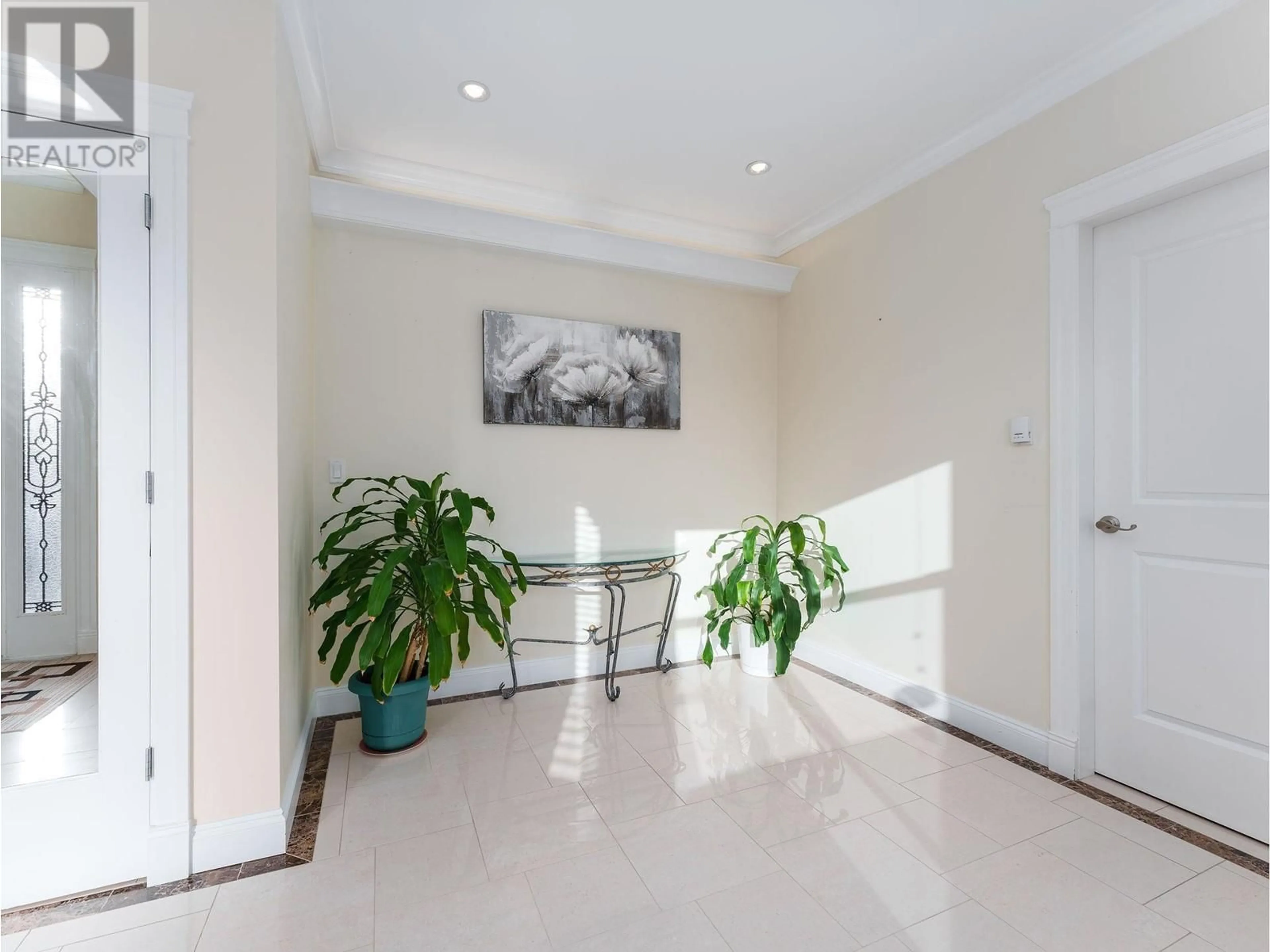 Indoor foyer, cement floor for 617 E 52ND AVENUE, Vancouver British Columbia V5X1G8