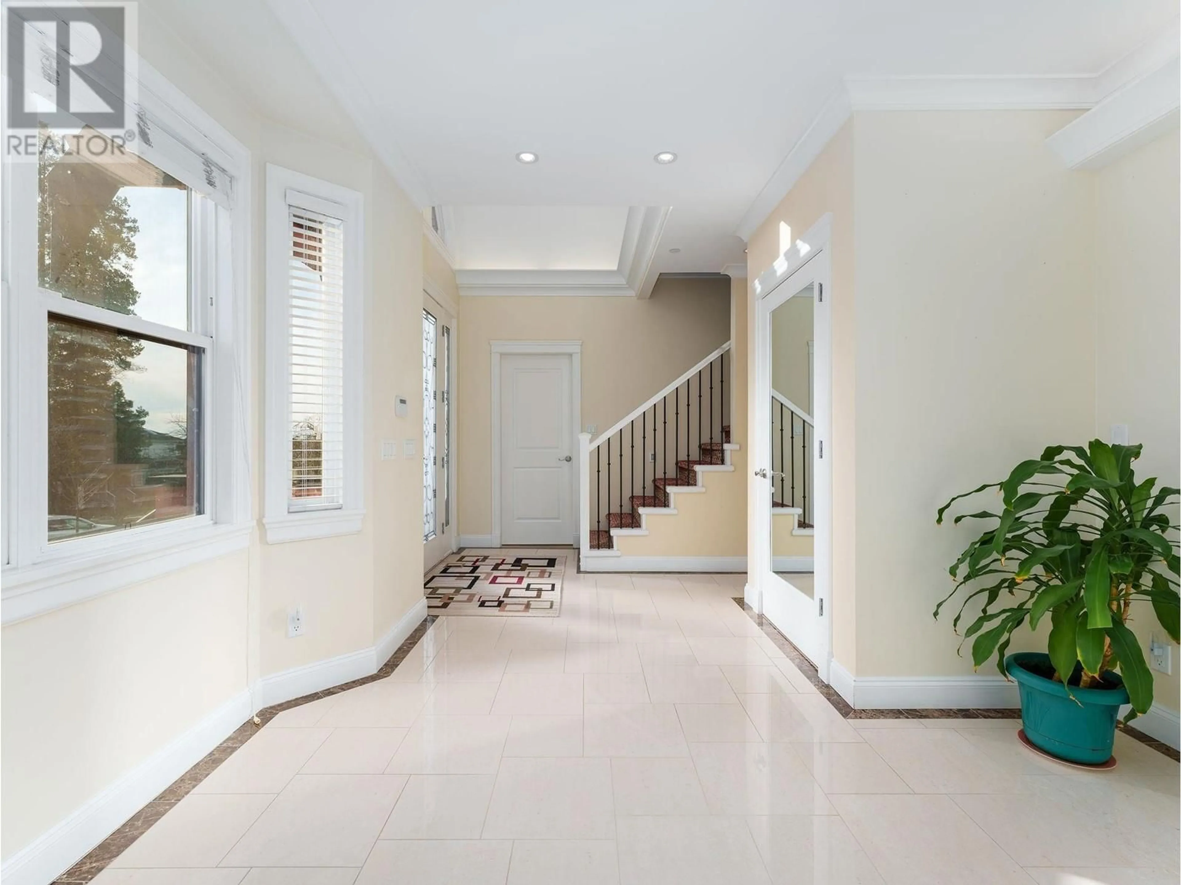 Indoor entryway, ceramic floors for 617 E 52ND AVENUE, Vancouver British Columbia V5X1G8