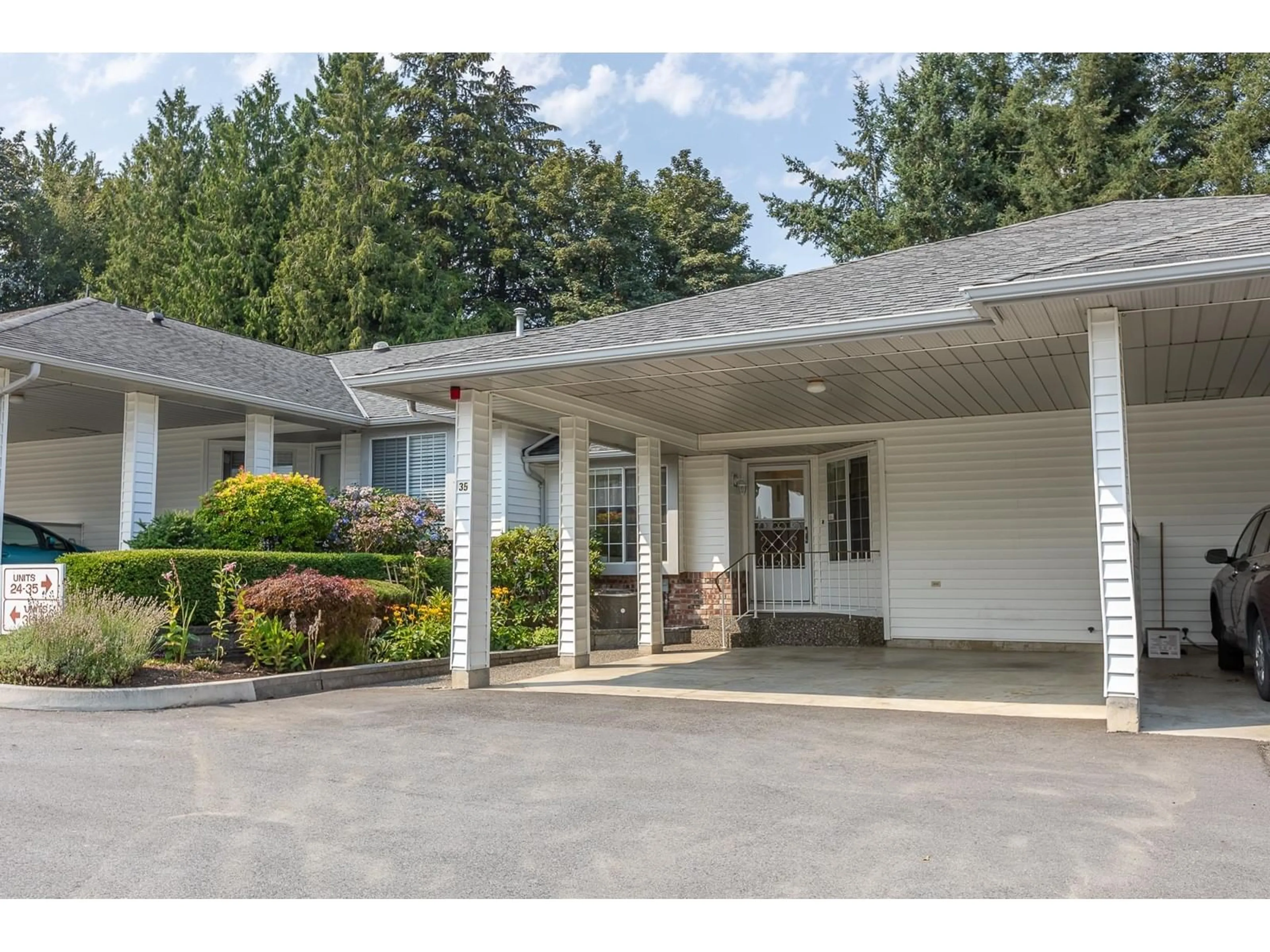 Indoor foyer for 35 3055 TRAFALGAR STREET, Abbotsford British Columbia V2S7X8