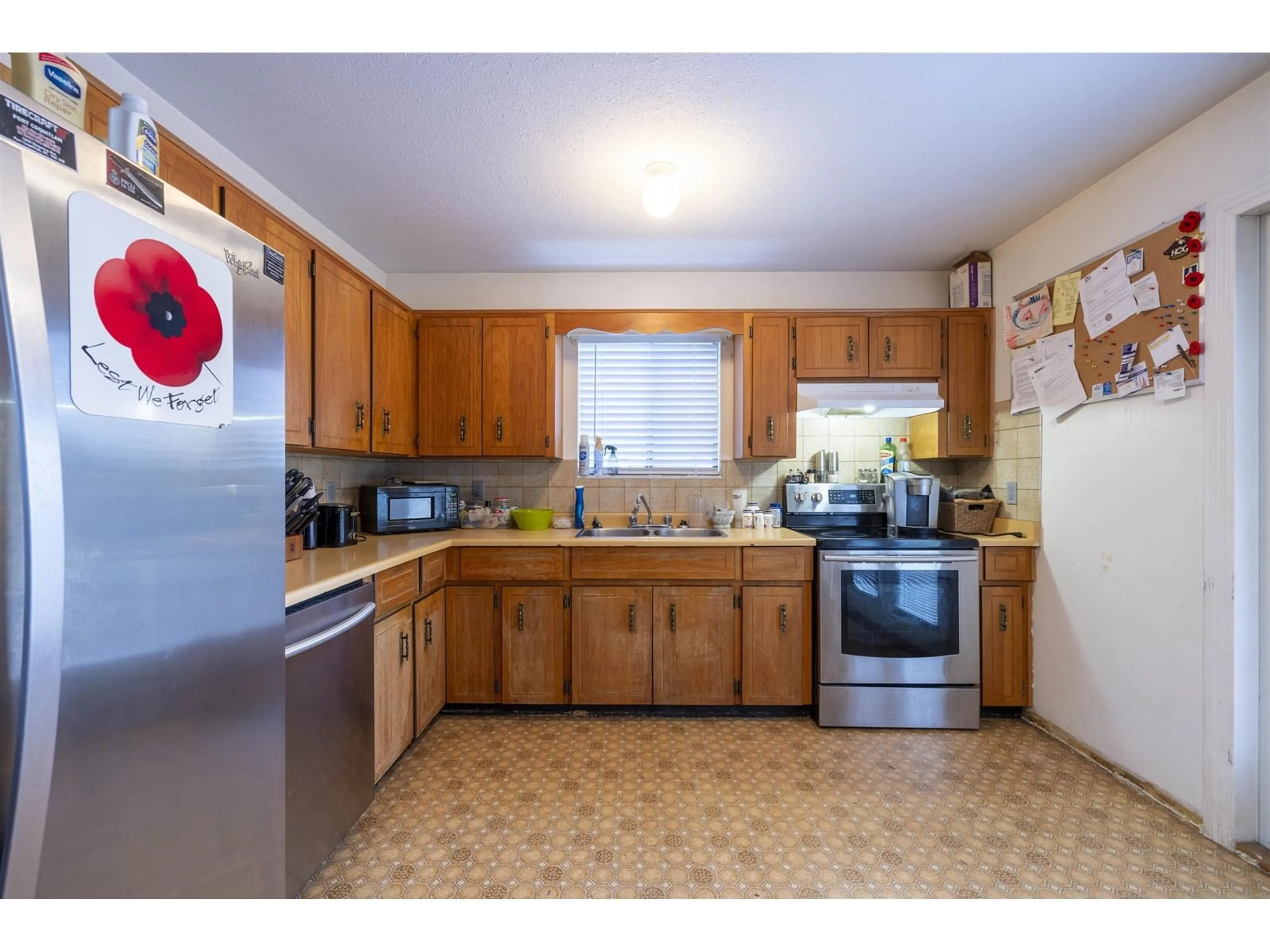 Standard kitchen, wood floors, cottage for 9742 149 STREET, Surrey British Columbia V3R8C6