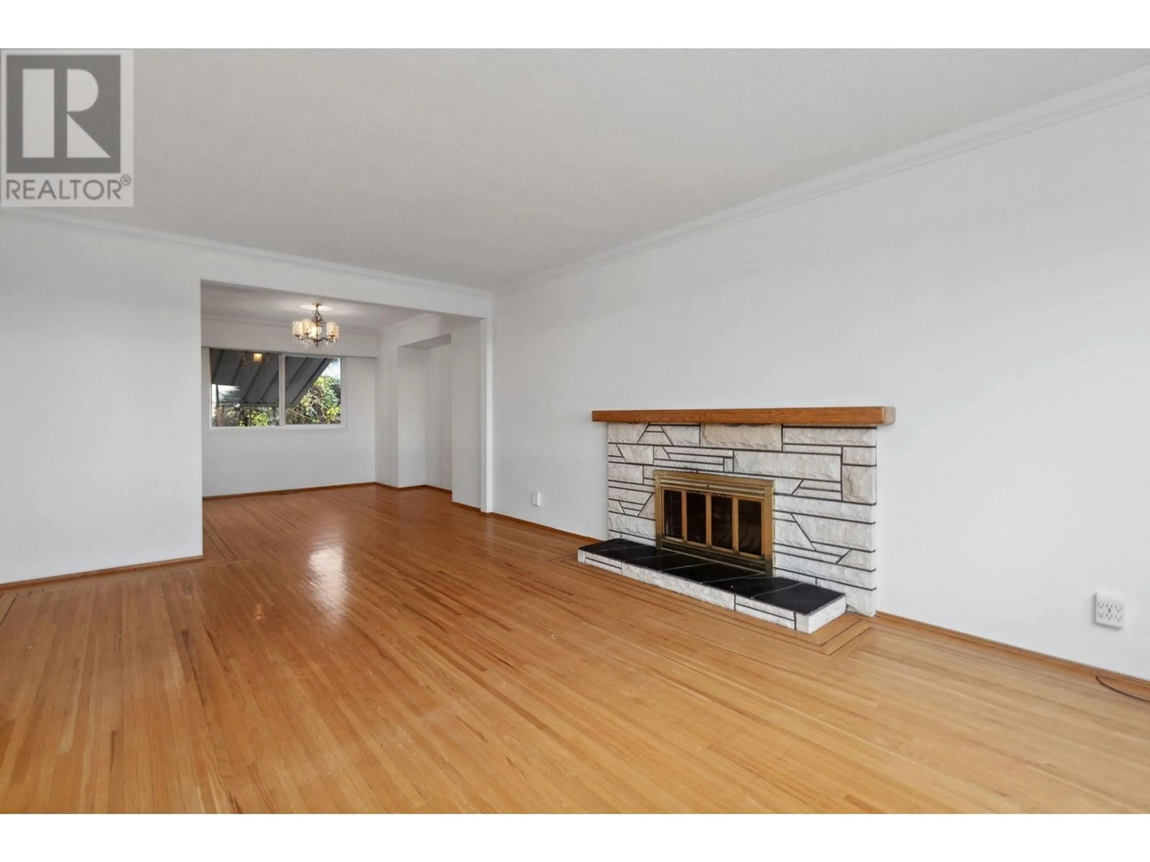 Living room, wood floors for 2113 NINTH AVENUE, New Westminster British Columbia V3M3G8