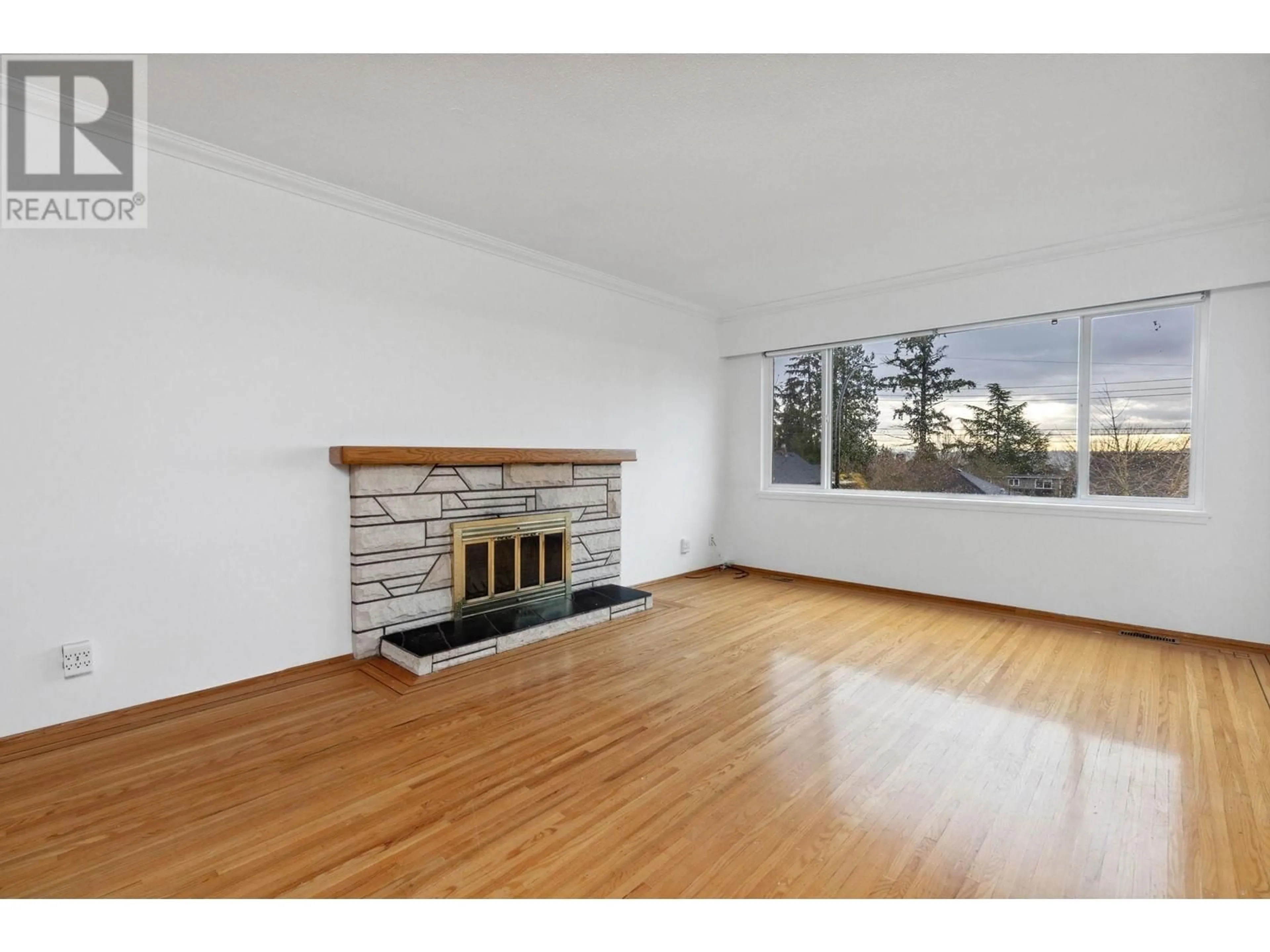 Living room, wood floors for 2113 NINTH AVENUE, New Westminster British Columbia V3M3G8