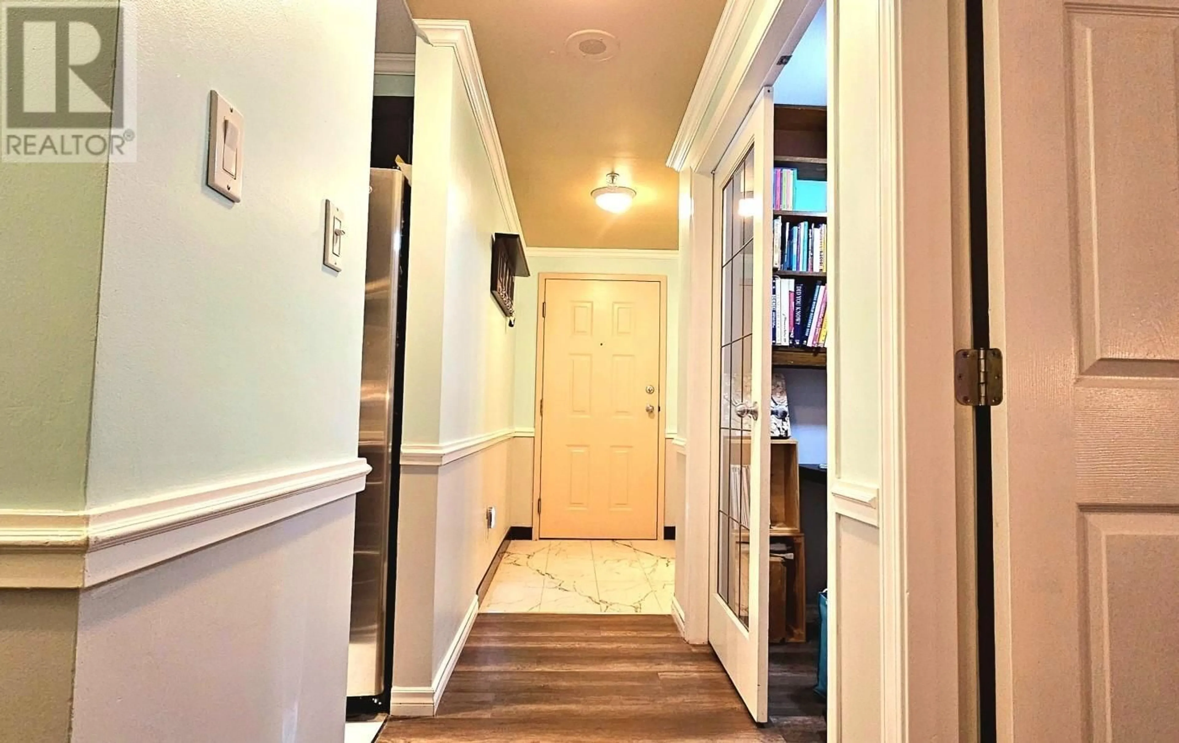 Indoor entryway, wood floors for 305 720 CARNARVON STREET, New Westminster British Columbia V3M6S2