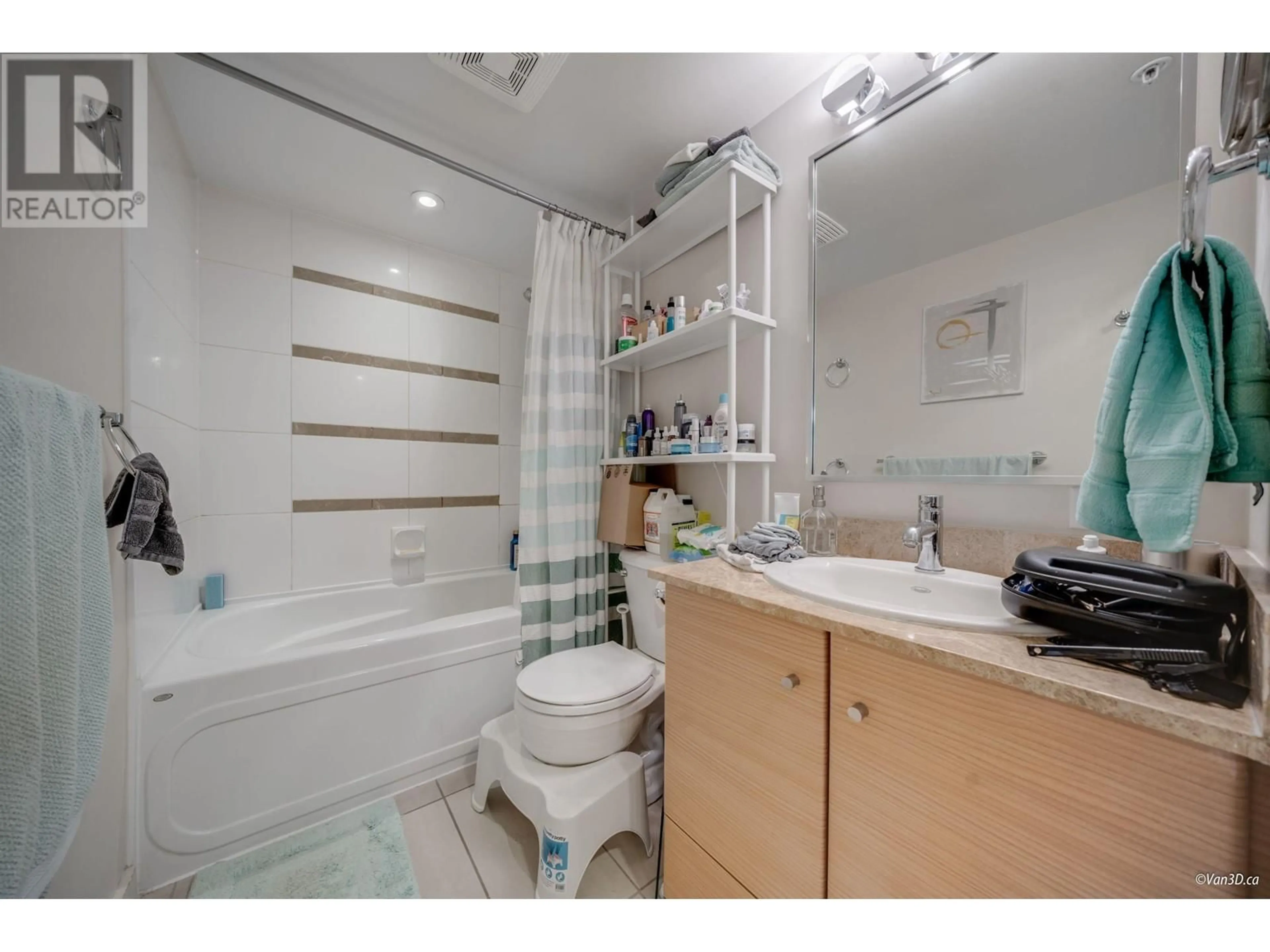 Standard bathroom for 402 928 HOMER STREET, Vancouver British Columbia V6B1T7