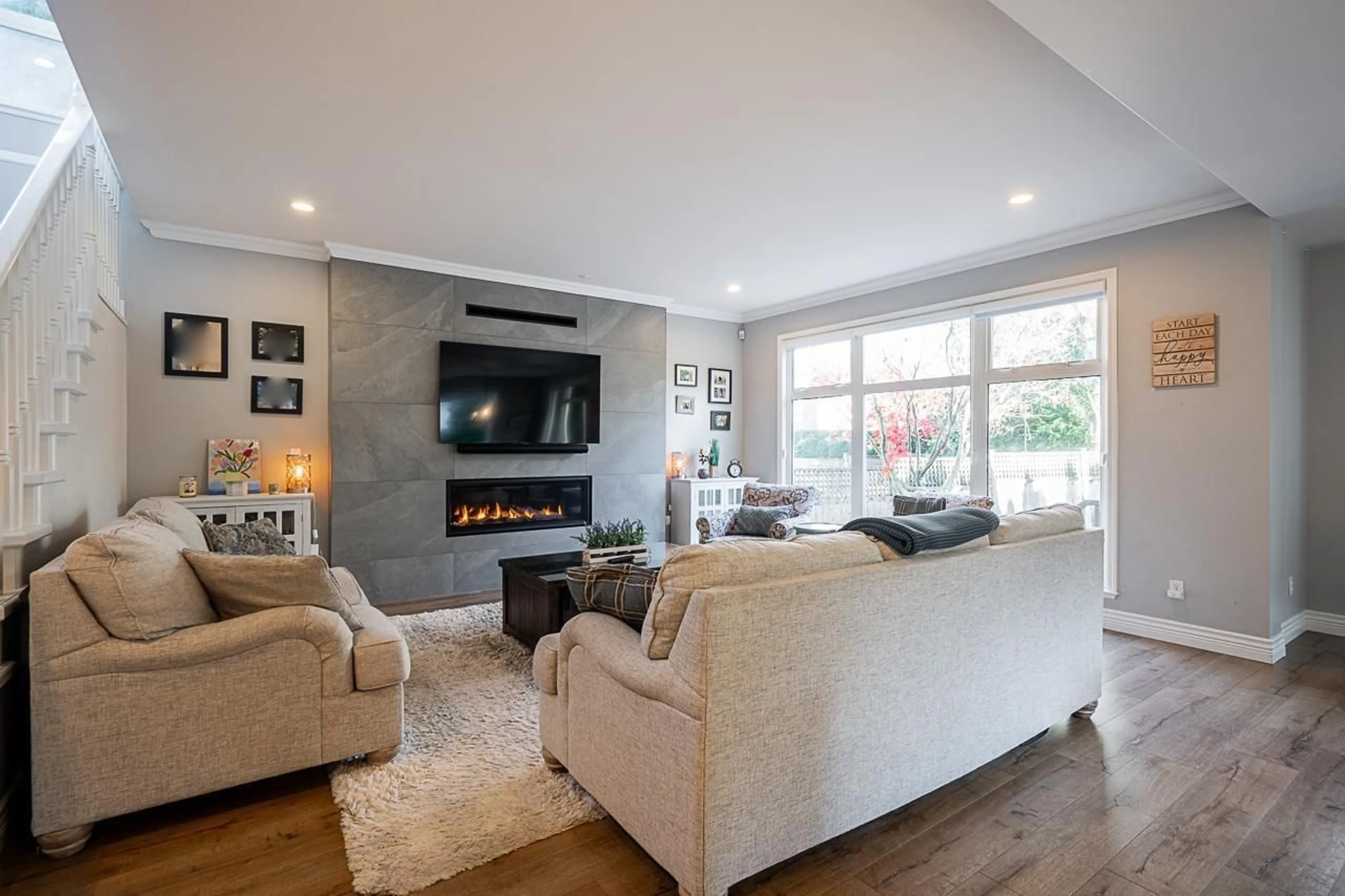 Living room, wood floors for 15406 37A AVENUE, Surrey British Columbia V3Z0H2