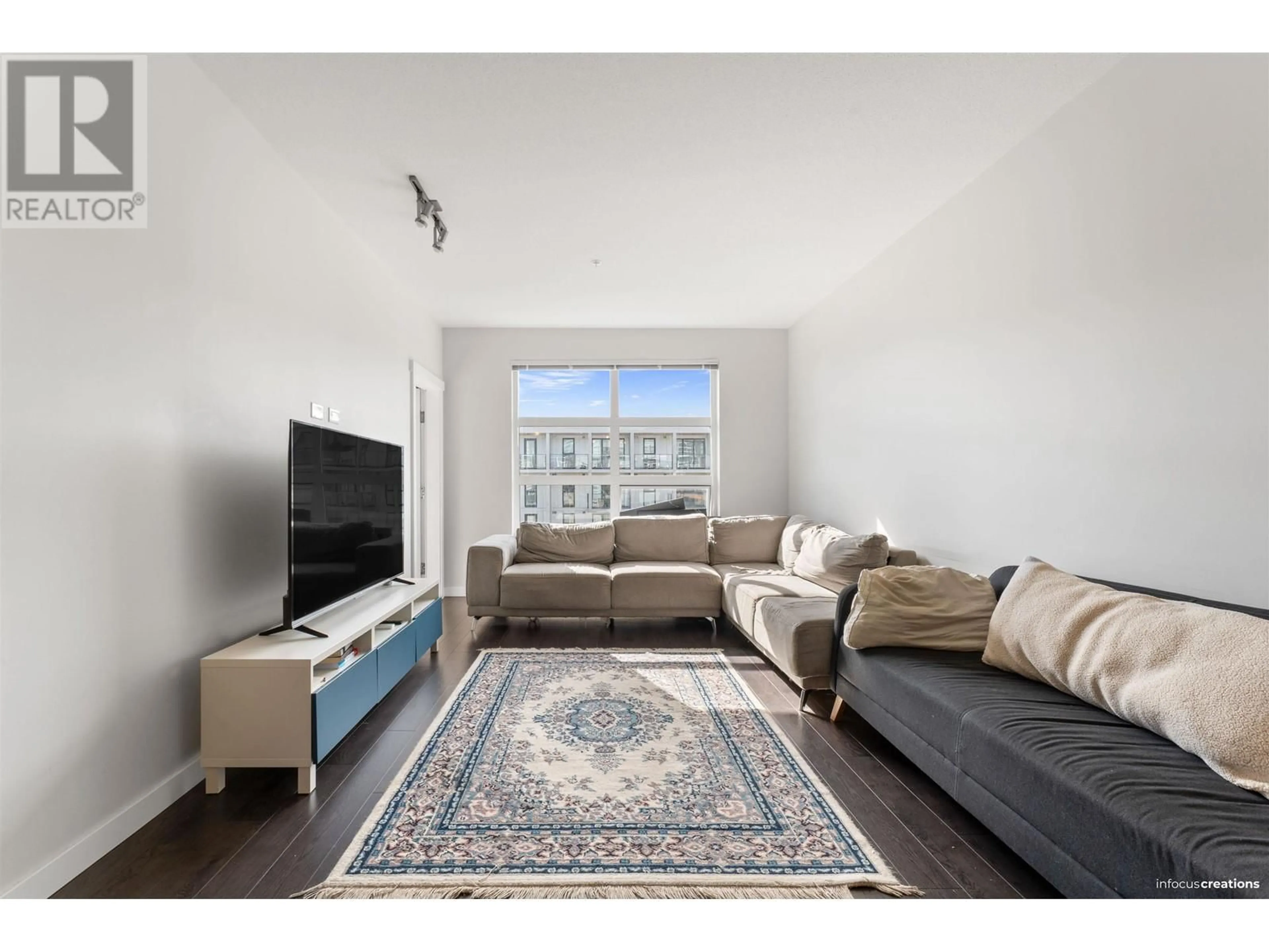 Living room, wood floors for 409 9877 UNIVERSITY CRESCENT, Burnaby British Columbia V5A0A7