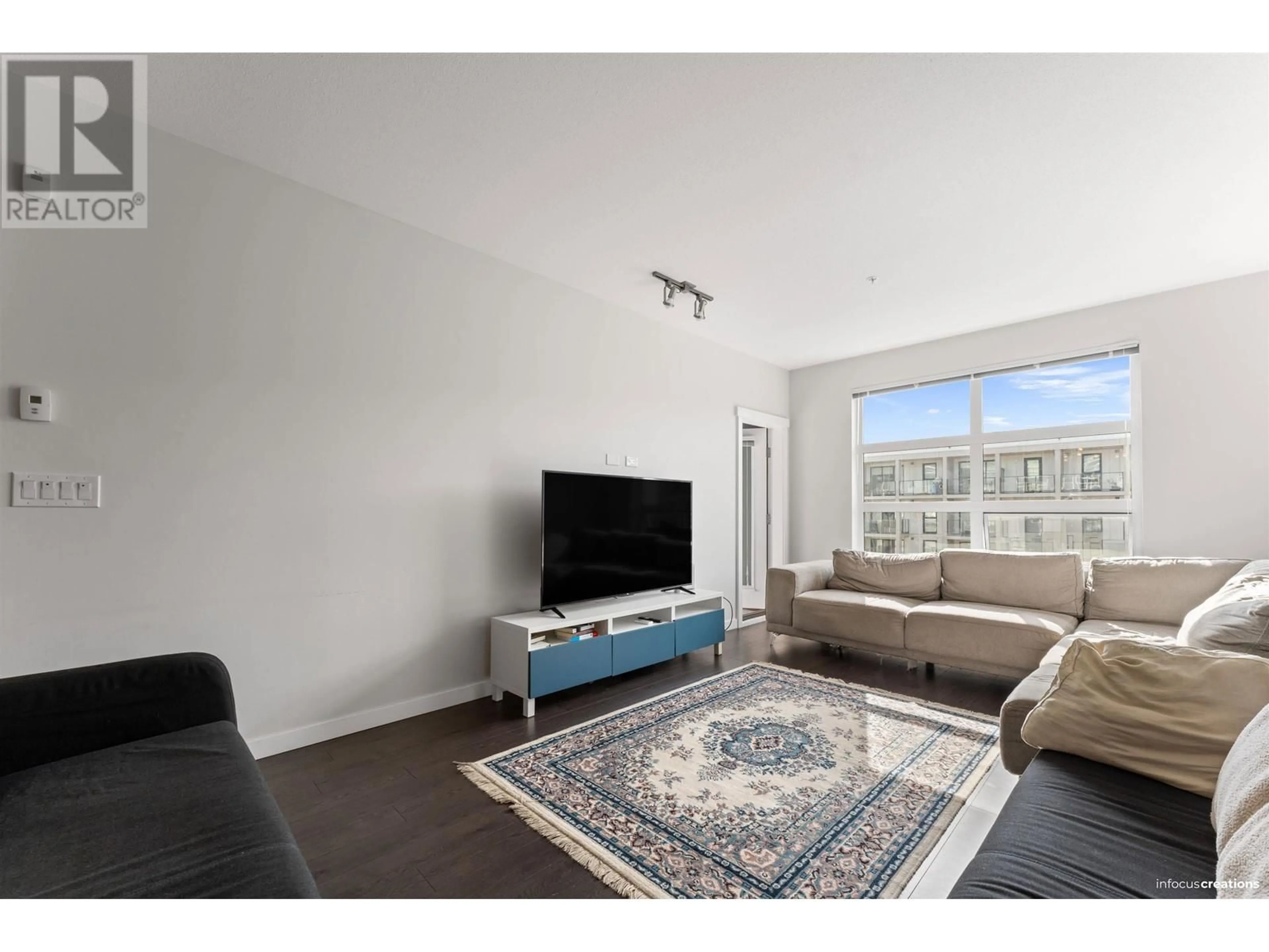 Living room, wood floors for 409 9877 UNIVERSITY CRESCENT, Burnaby British Columbia V5A0A7