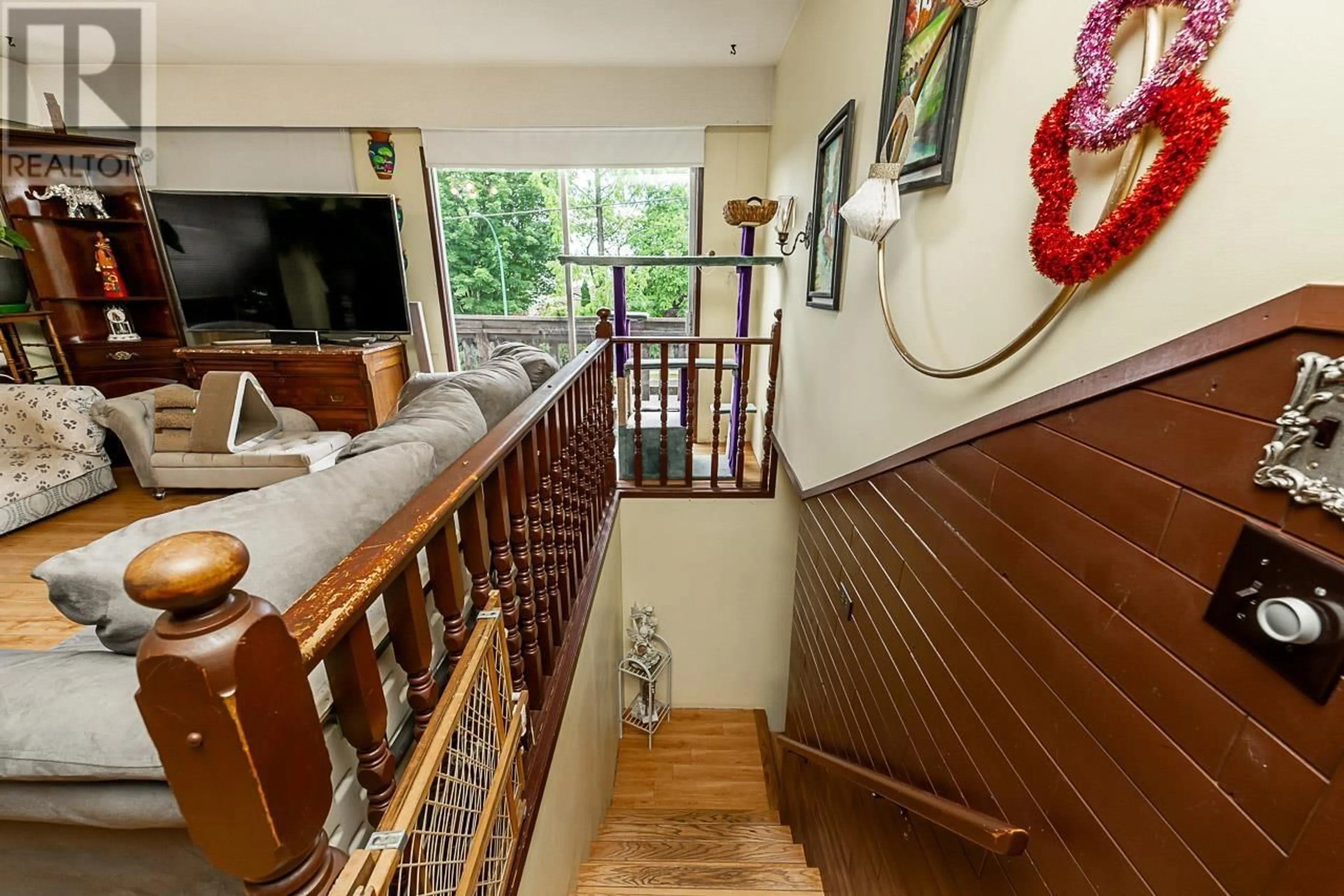 Indoor foyer, wood floors for 1031 STEWART AVENUE, Coquitlam British Columbia V3K2N7