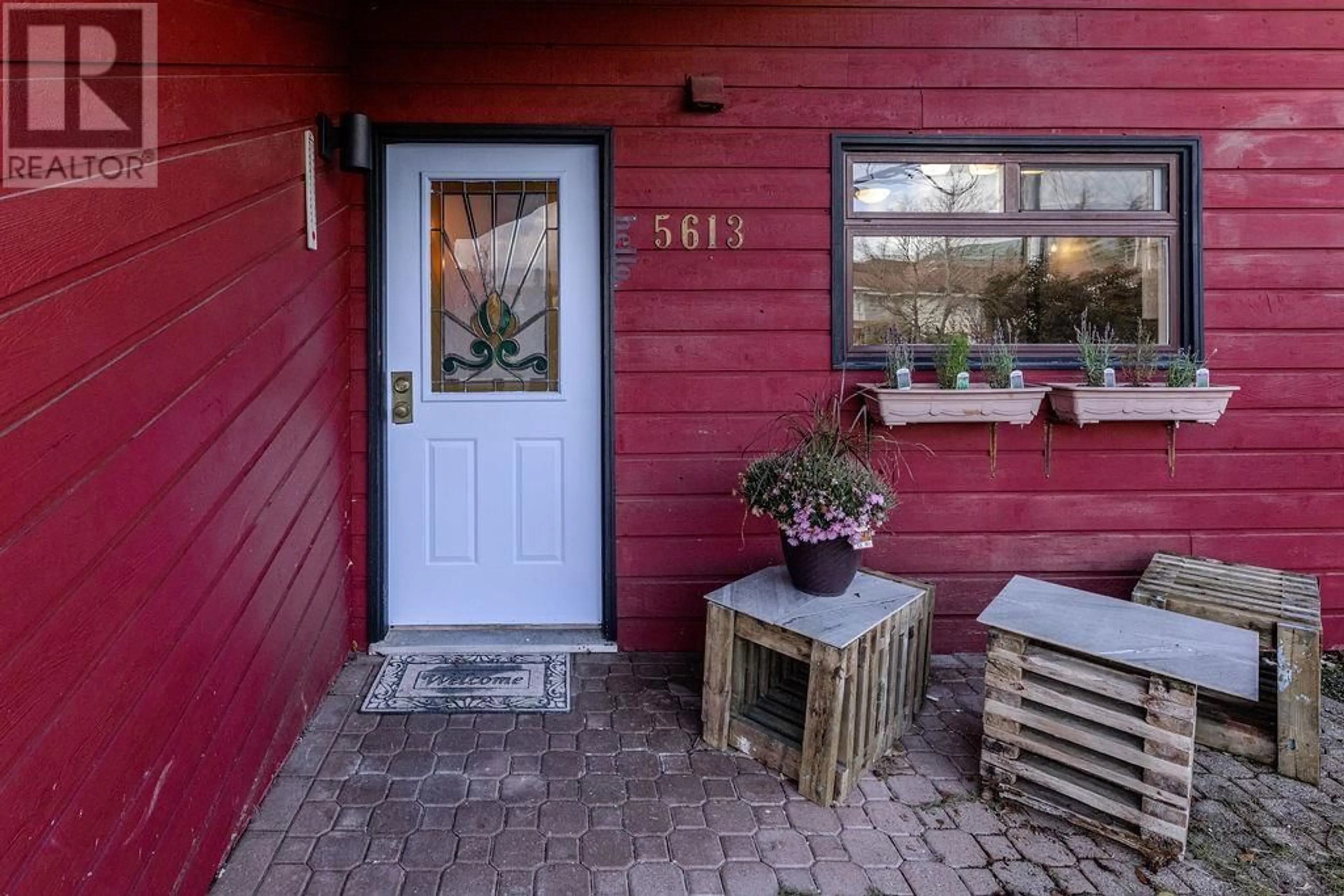 Indoor entryway for 5613 TRAIL AVENUE, Sechelt British Columbia V7Z0H8