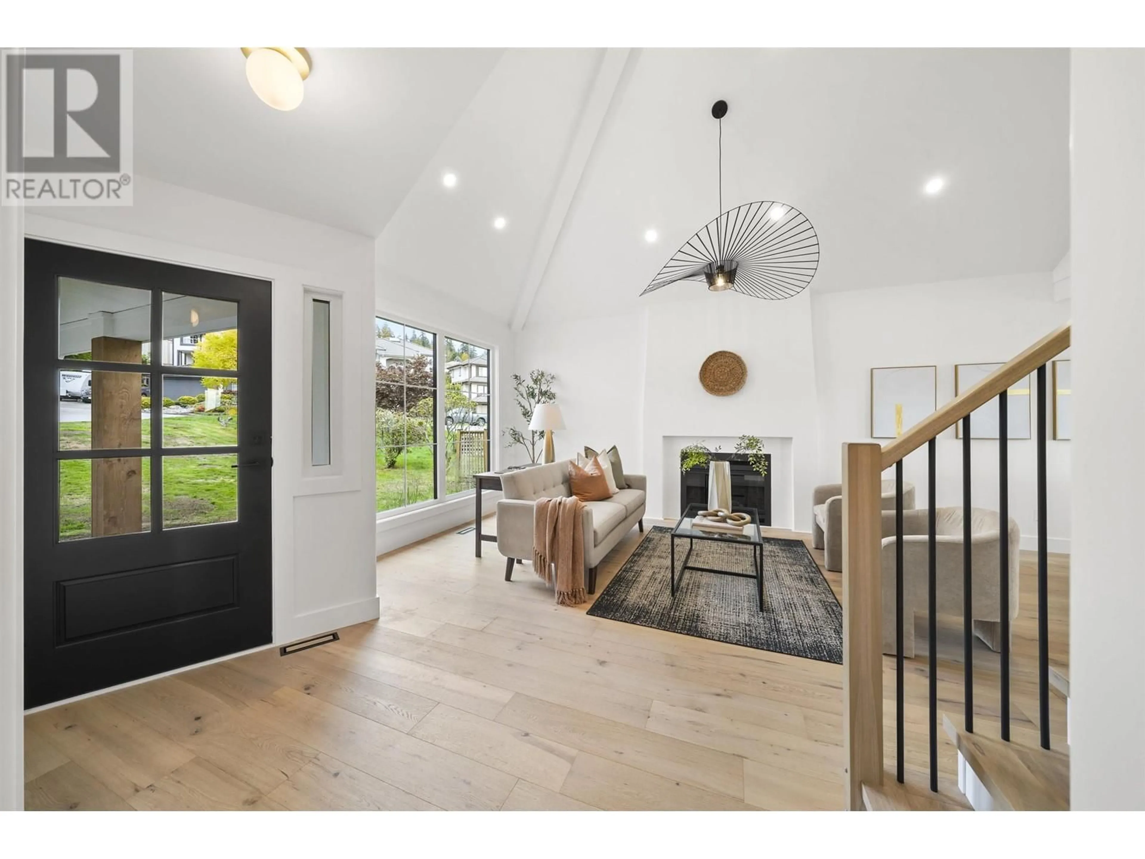 Indoor entryway, wood floors for 1 CEDARWOOD COURT, Port Moody British Columbia V3H4W2