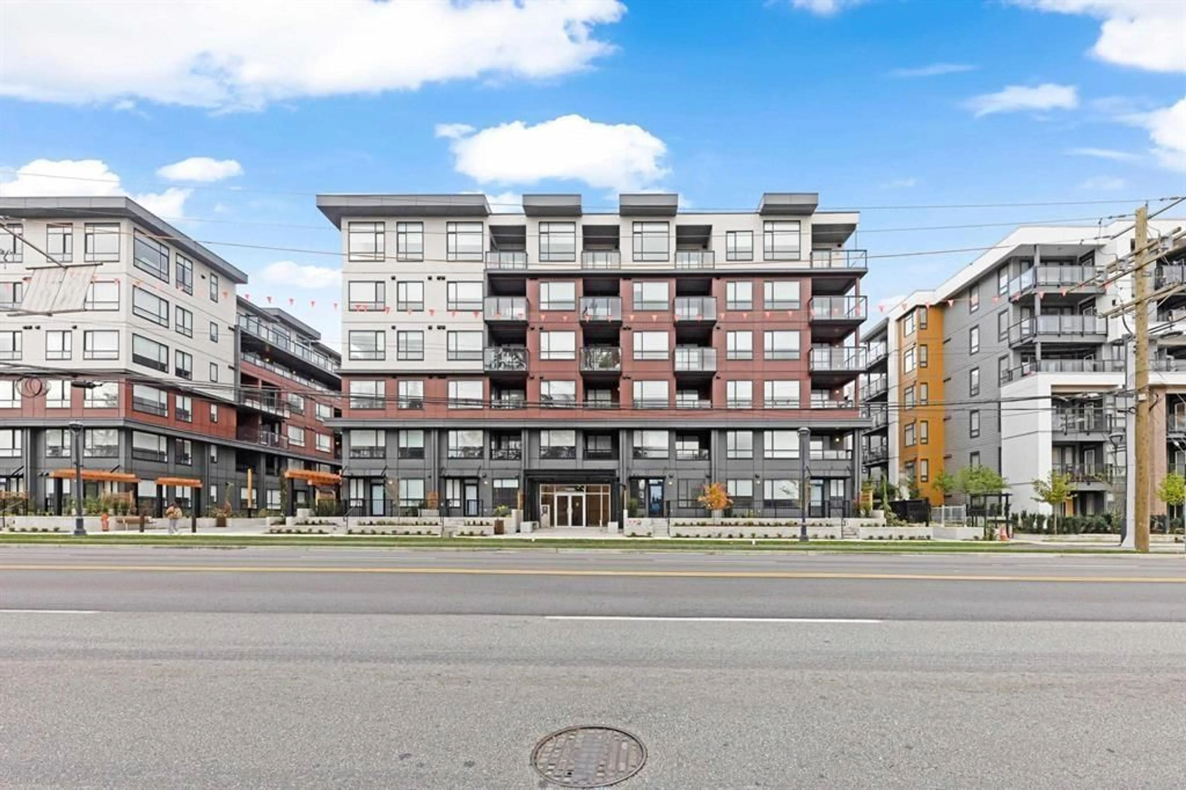 Patio, building for W212 - 13838 108, Surrey British Columbia V3T2K8